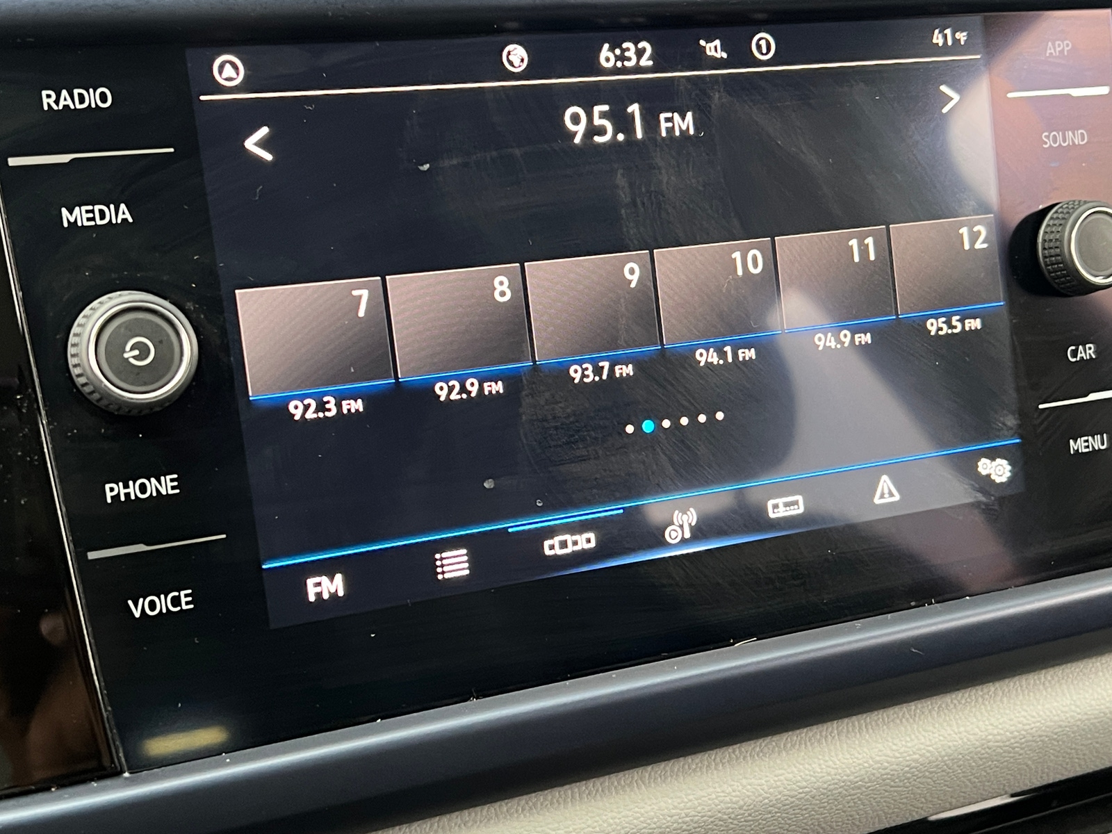 Thumbnail: 2022 Volkswagen Taos - 3