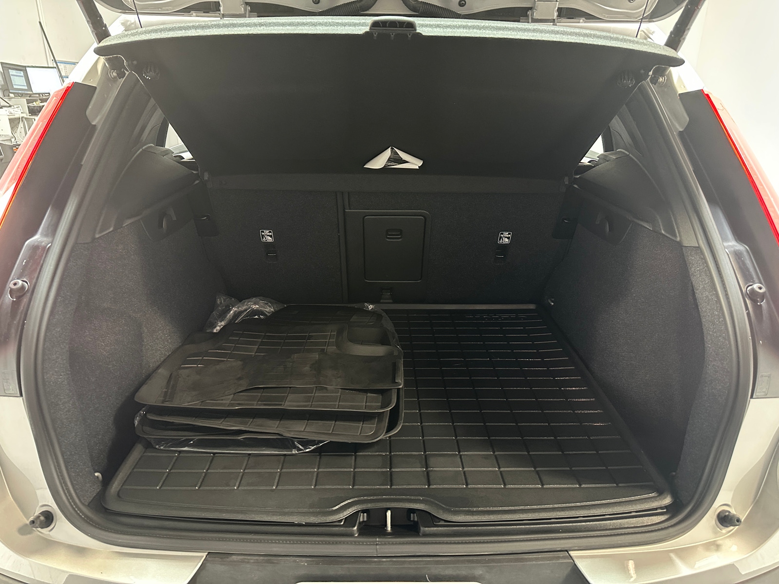 Thumbnail: 2024 Volvo XC40 - 6