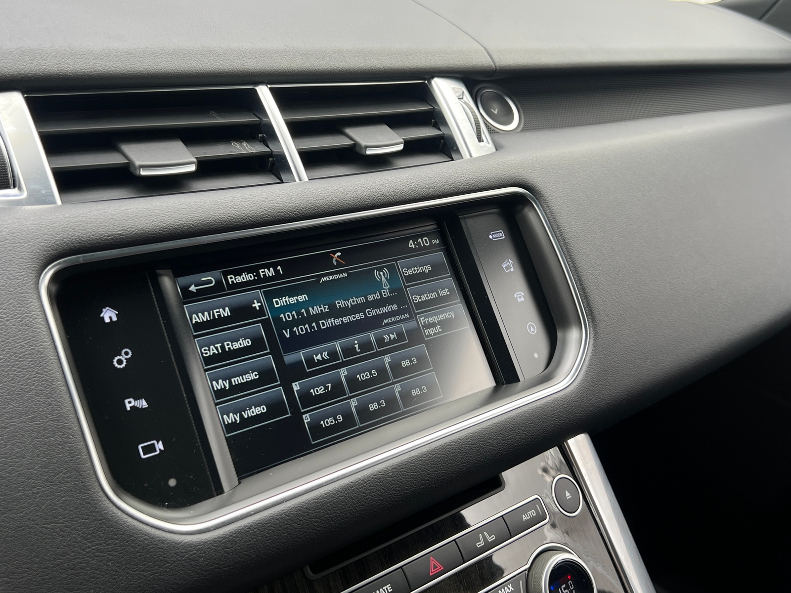 Thumbnail: 2016 Land Rover Range Rover Sport - 3