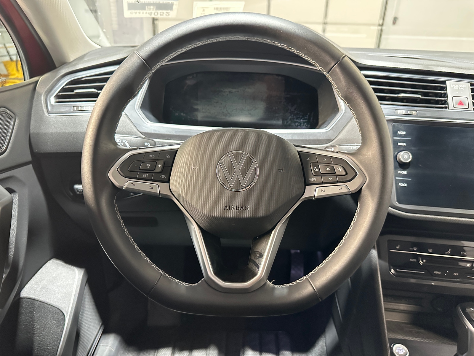 Thumbnail: 2022 Volkswagen Tiguan - 4