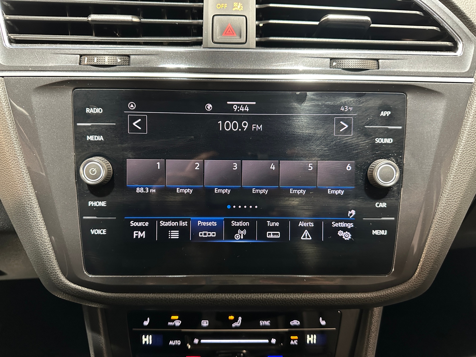 Thumbnail: 2022 Volkswagen Tiguan - 3