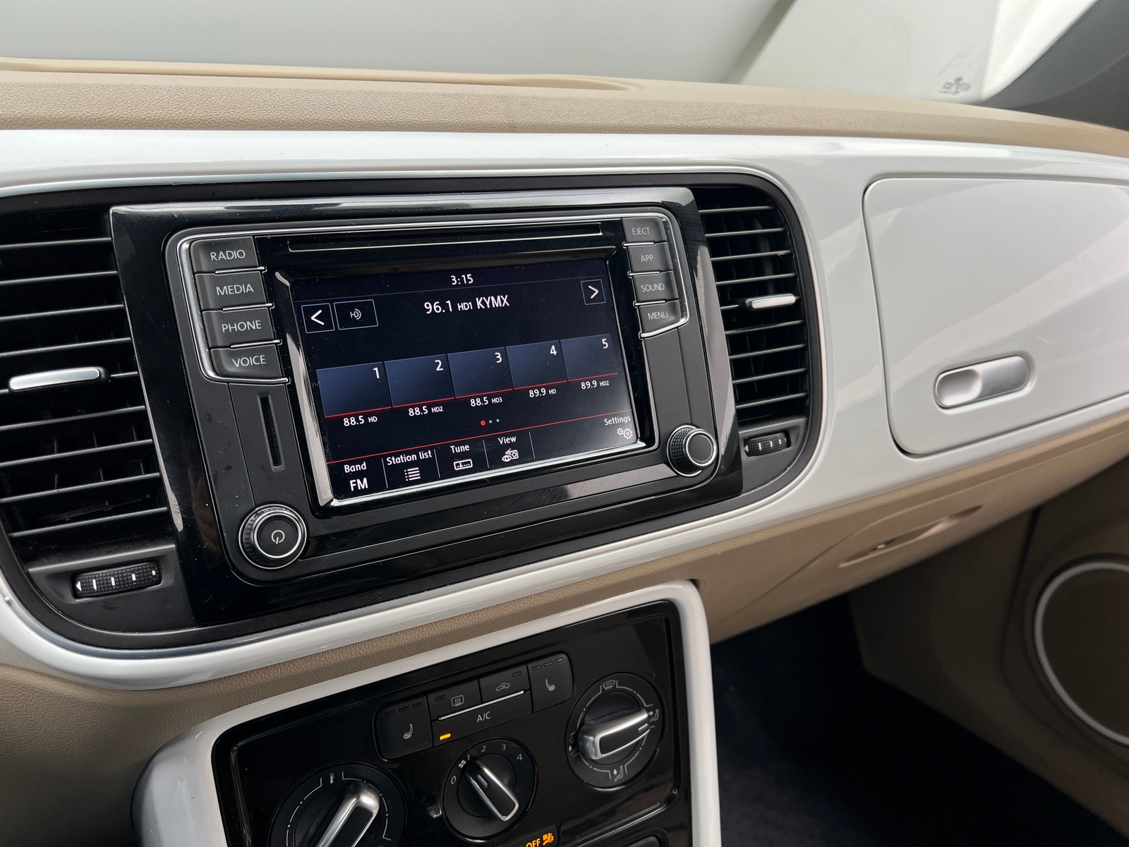 Thumbnail: 2018 Volkswagen Beetle - 4