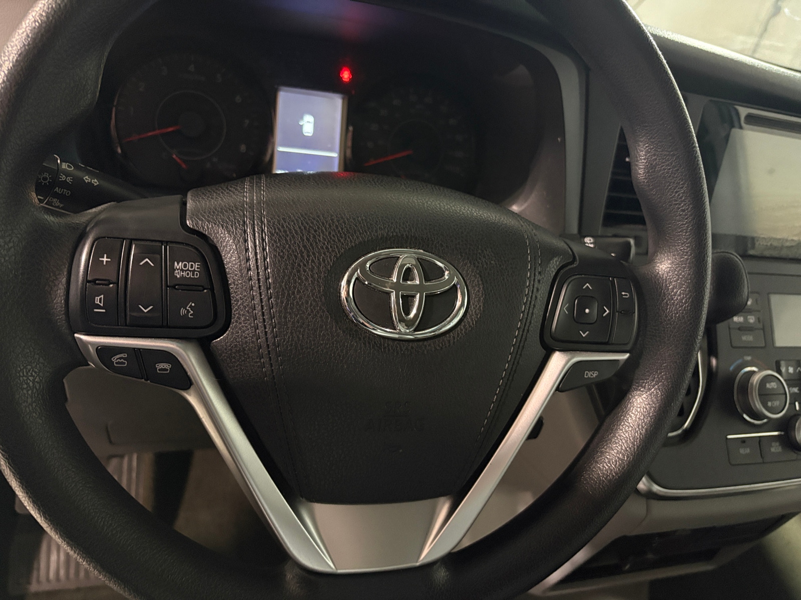 Thumbnail: 2017 Toyota Sienna - 5