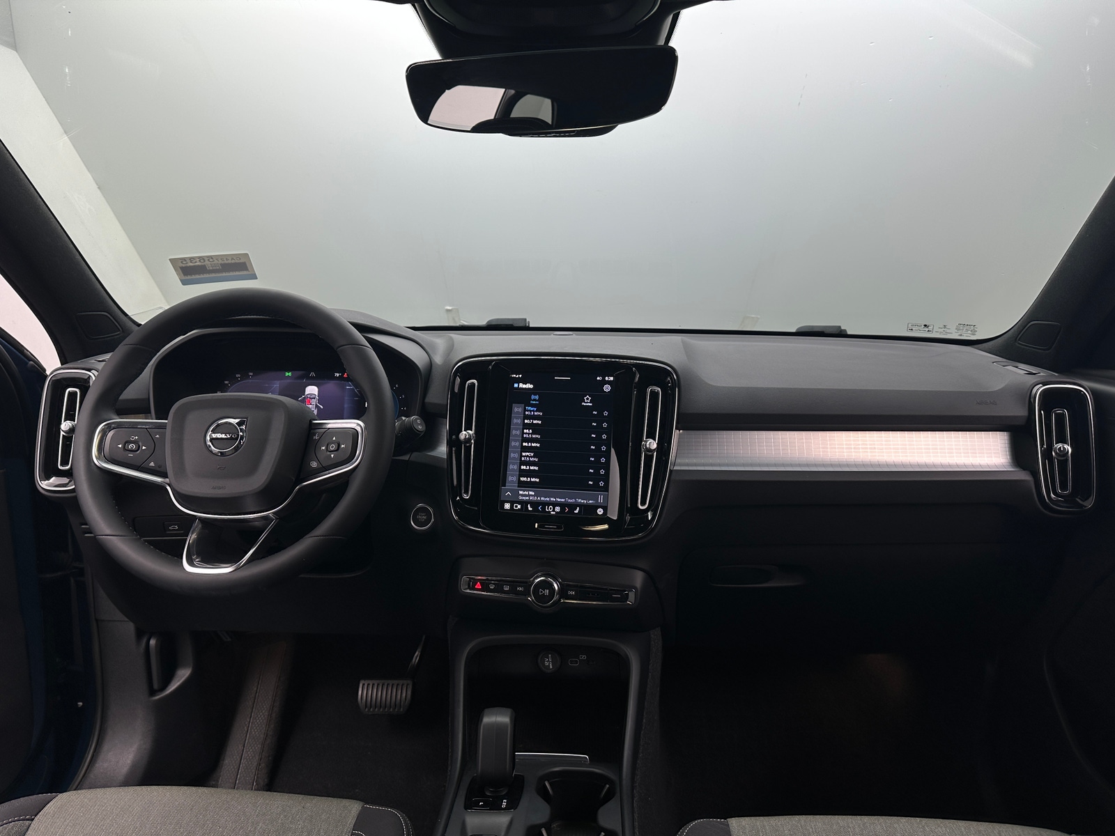 Thumbnail: 2023 Volvo XC40 - 3