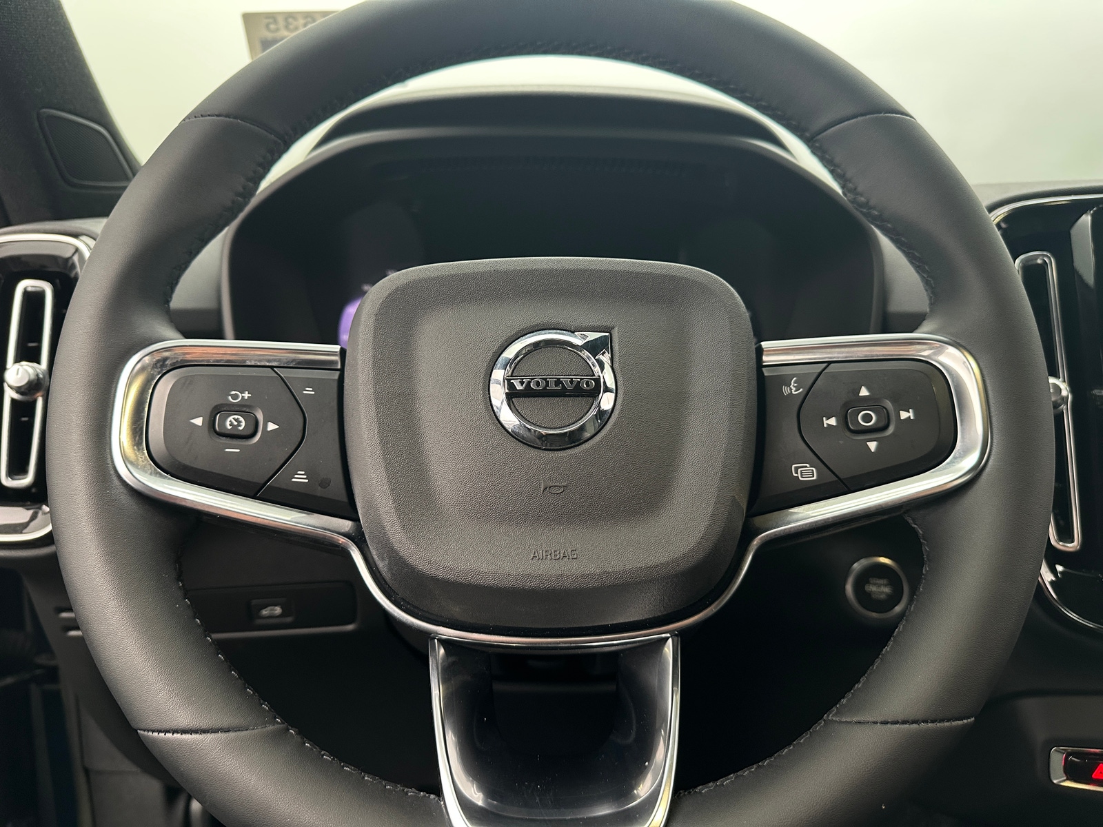 Thumbnail: 2023 Volvo XC40 - 5