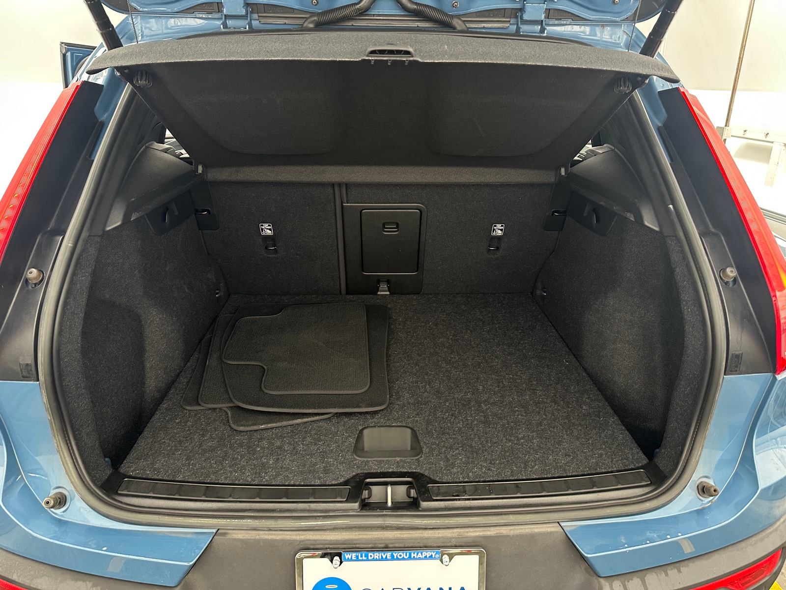 Thumbnail: 2023 Volvo XC40 - 7