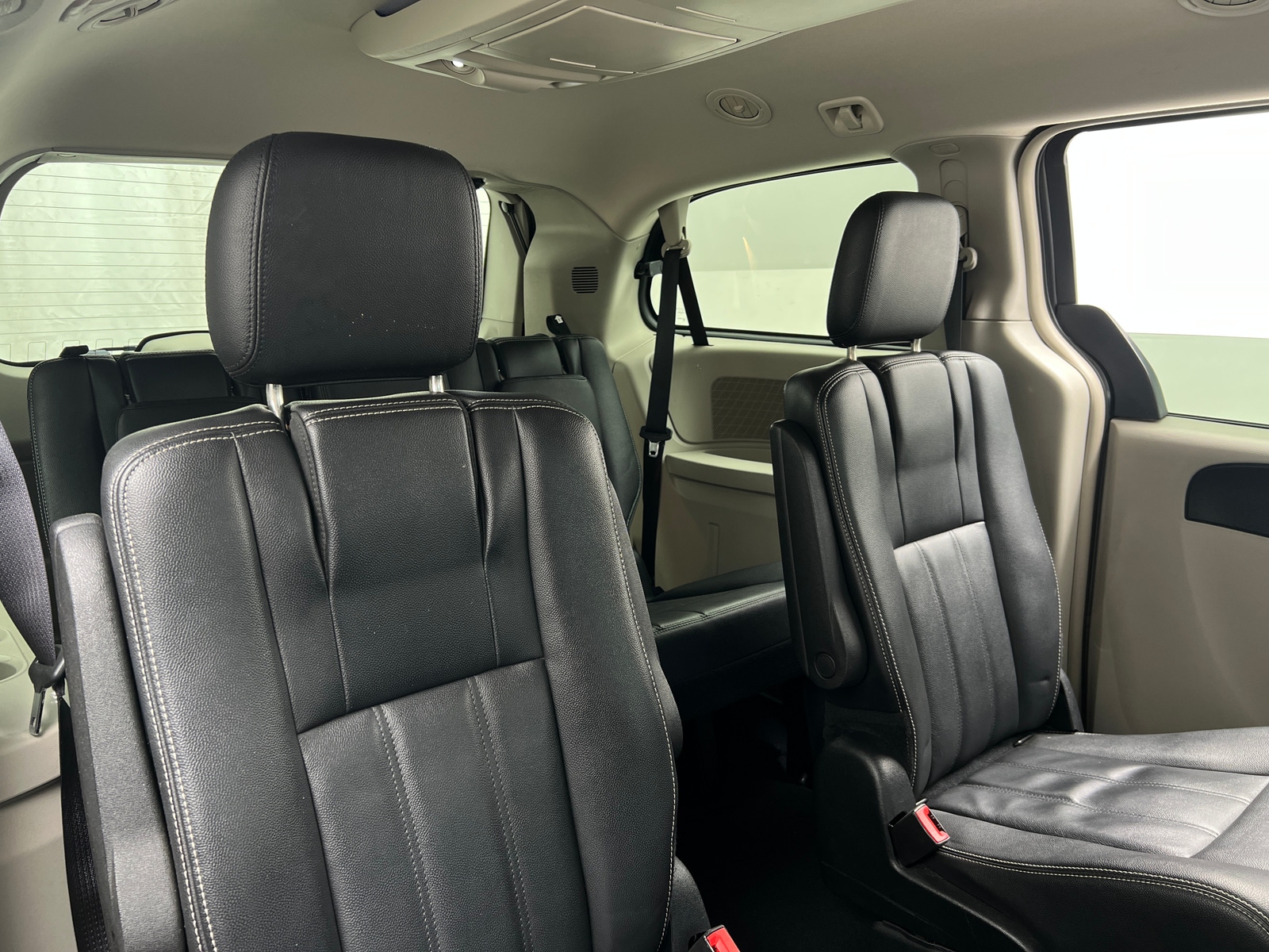 Thumbnail: 2016 Chrysler Town & Country - 5