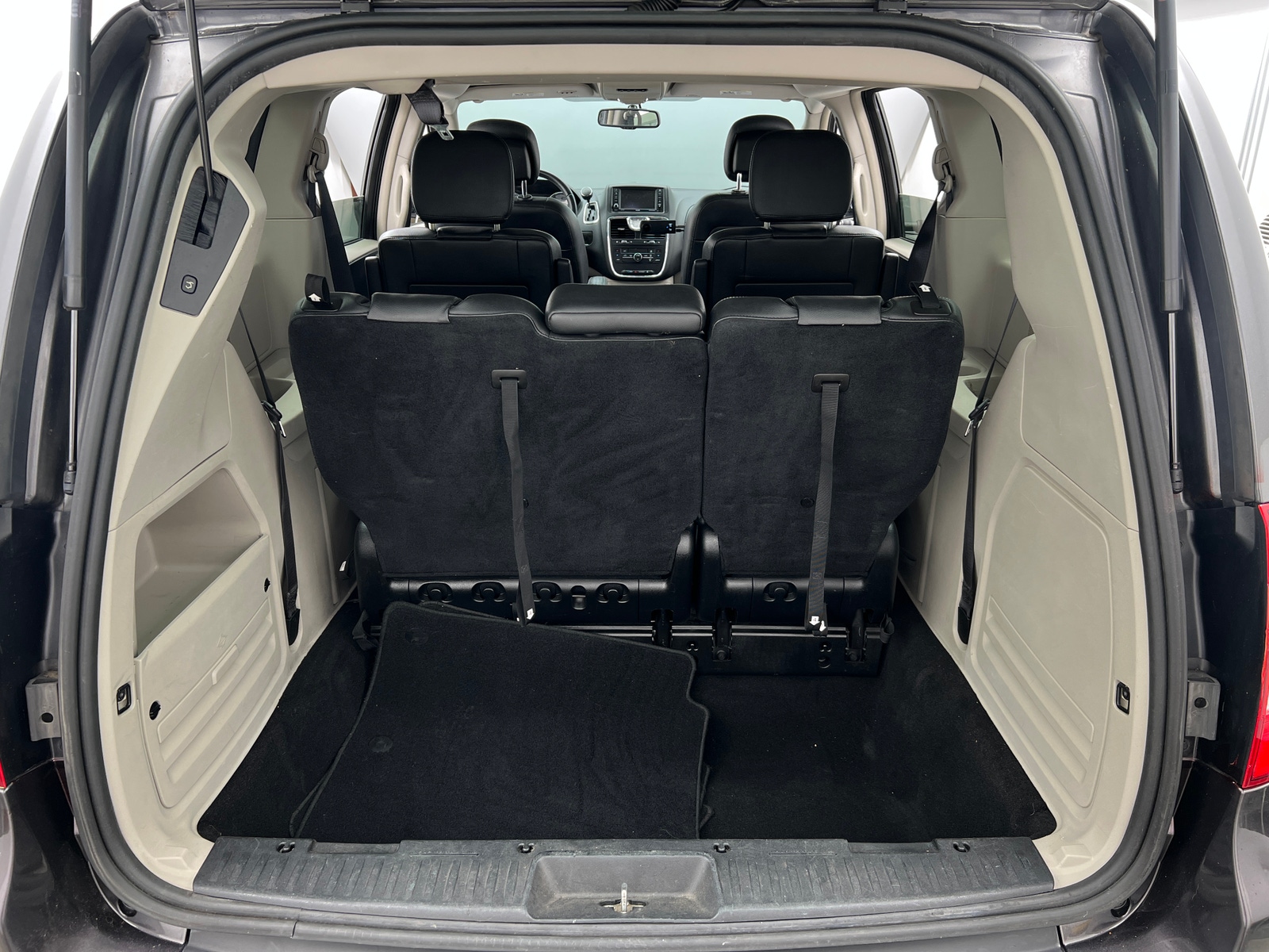 Thumbnail: 2016 Chrysler Town & Country - 6