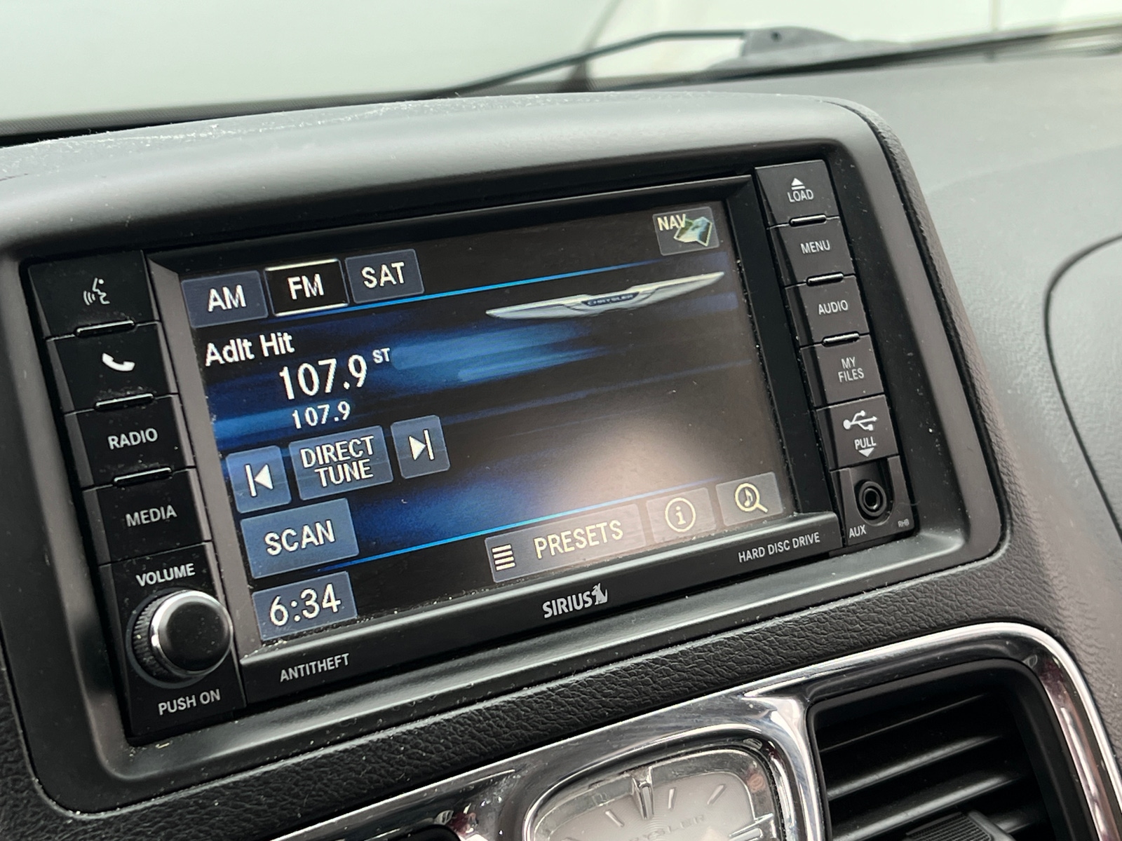 Thumbnail: 2016 Chrysler Town & Country - 3