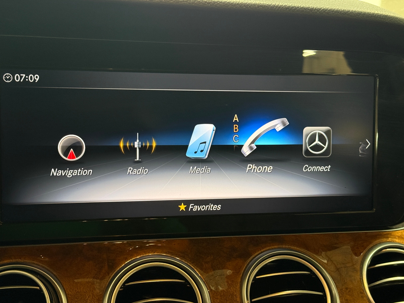 Thumbnail: 2019 Mercedes-Benz E-Class - 3