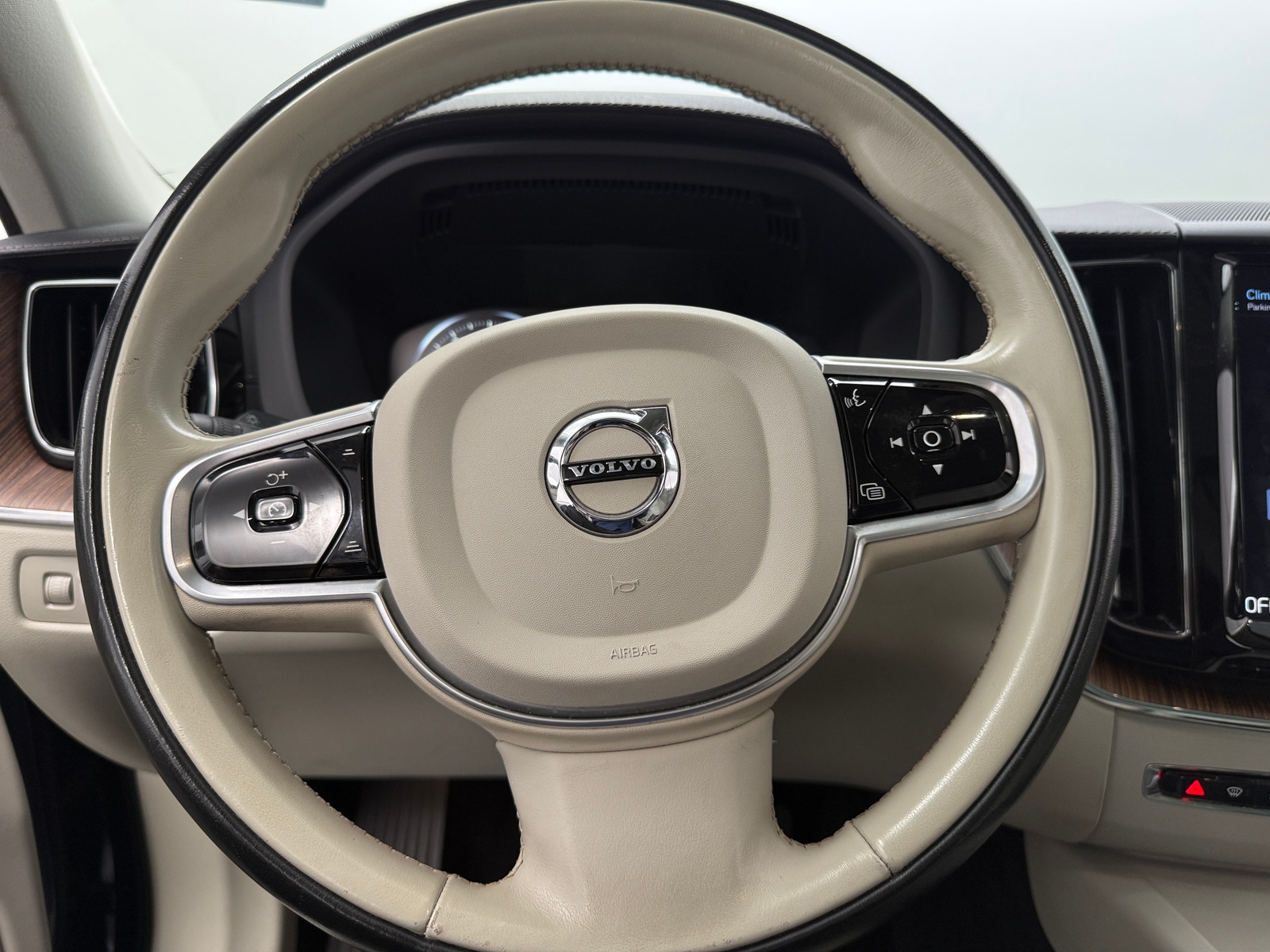 Thumbnail: 2020 Volvo XC60 - 4