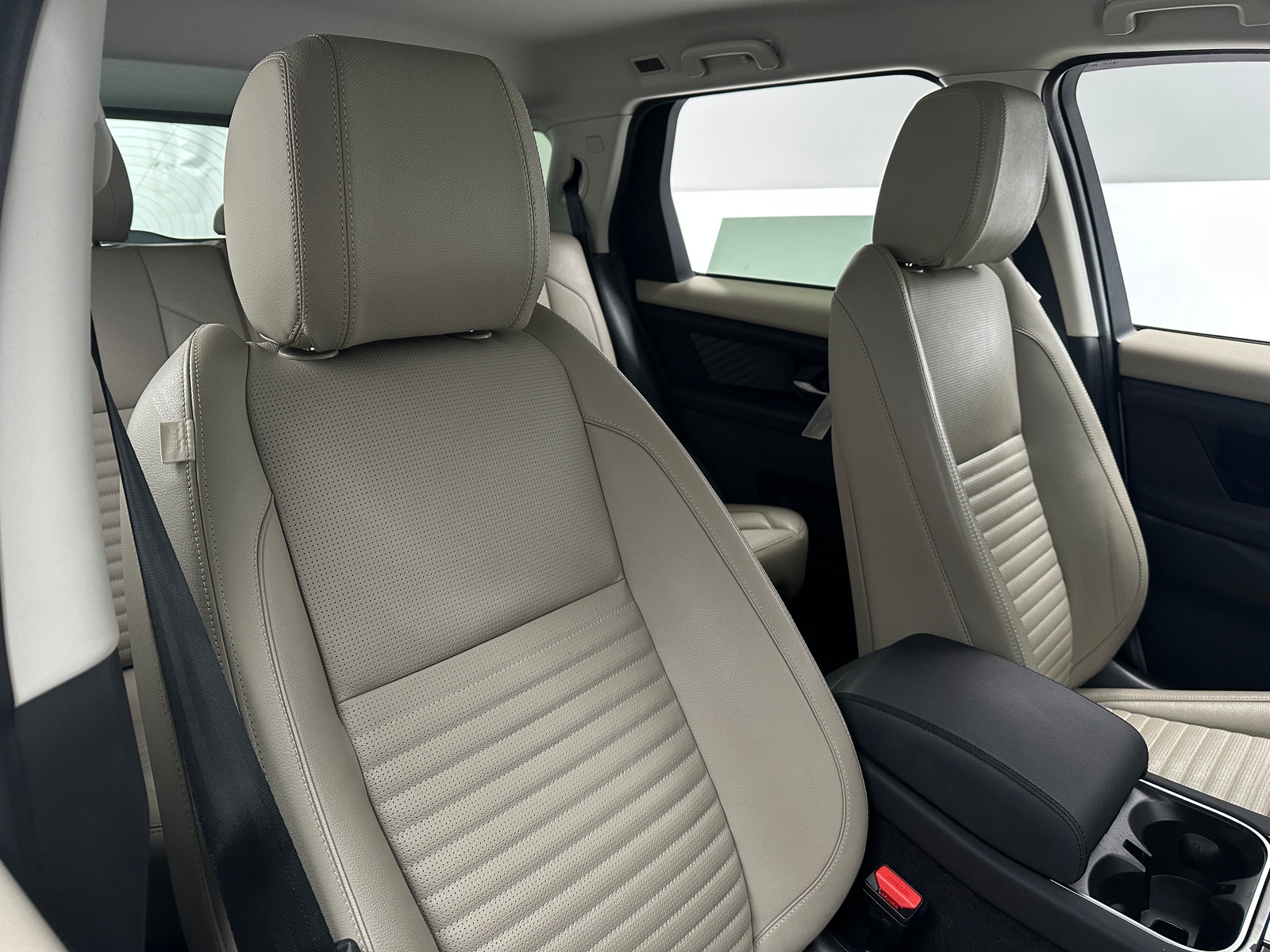 Thumbnail: 2020 Land Rover Discovery Sport - 2