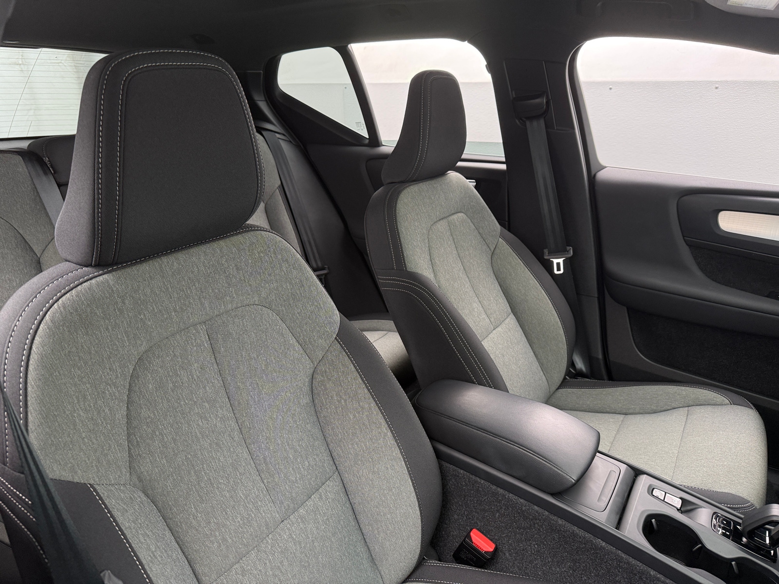 Thumbnail: 2025 Volvo XC40 - 2