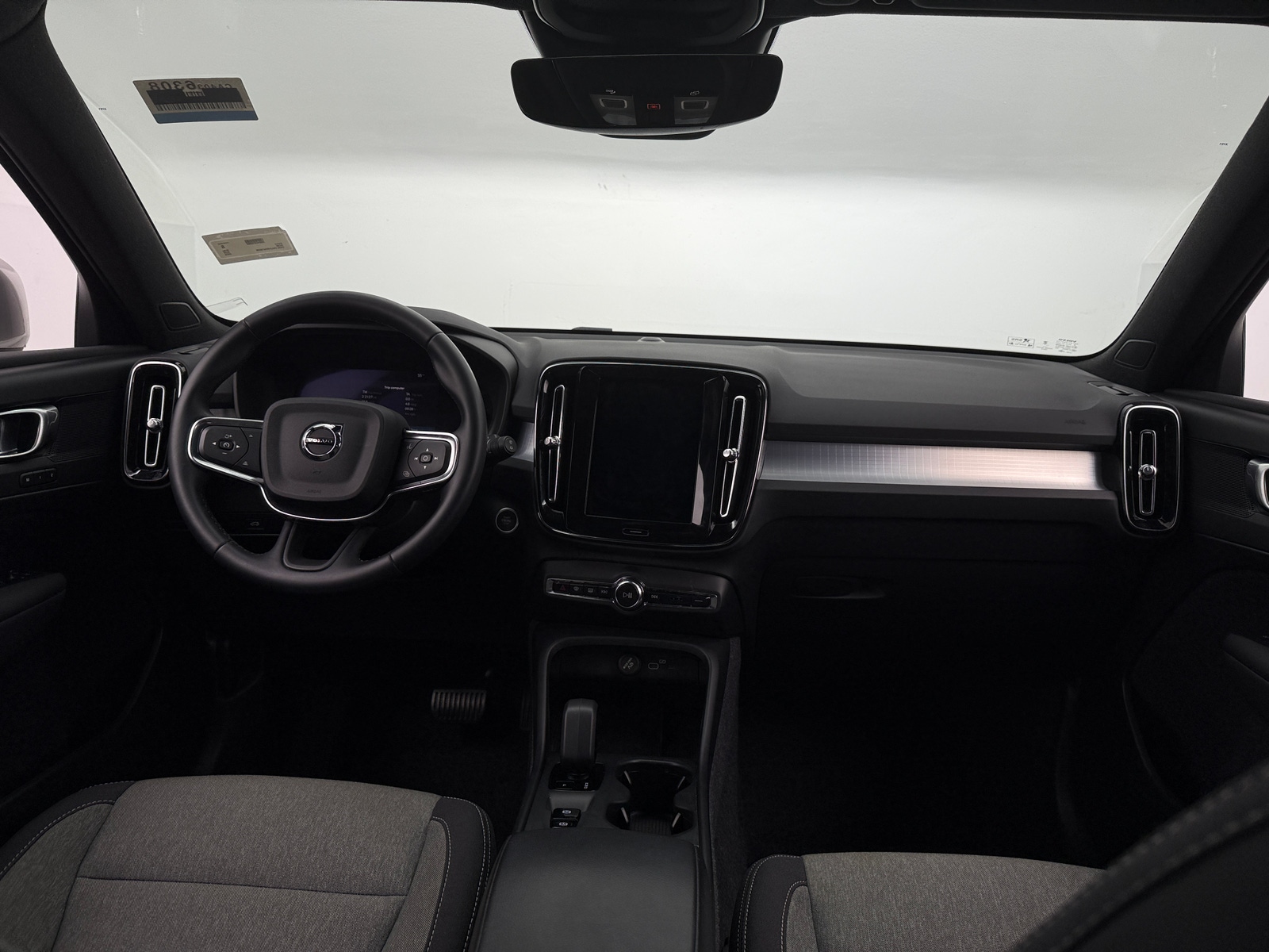 Thumbnail: 2025 Volvo XC40 - 3