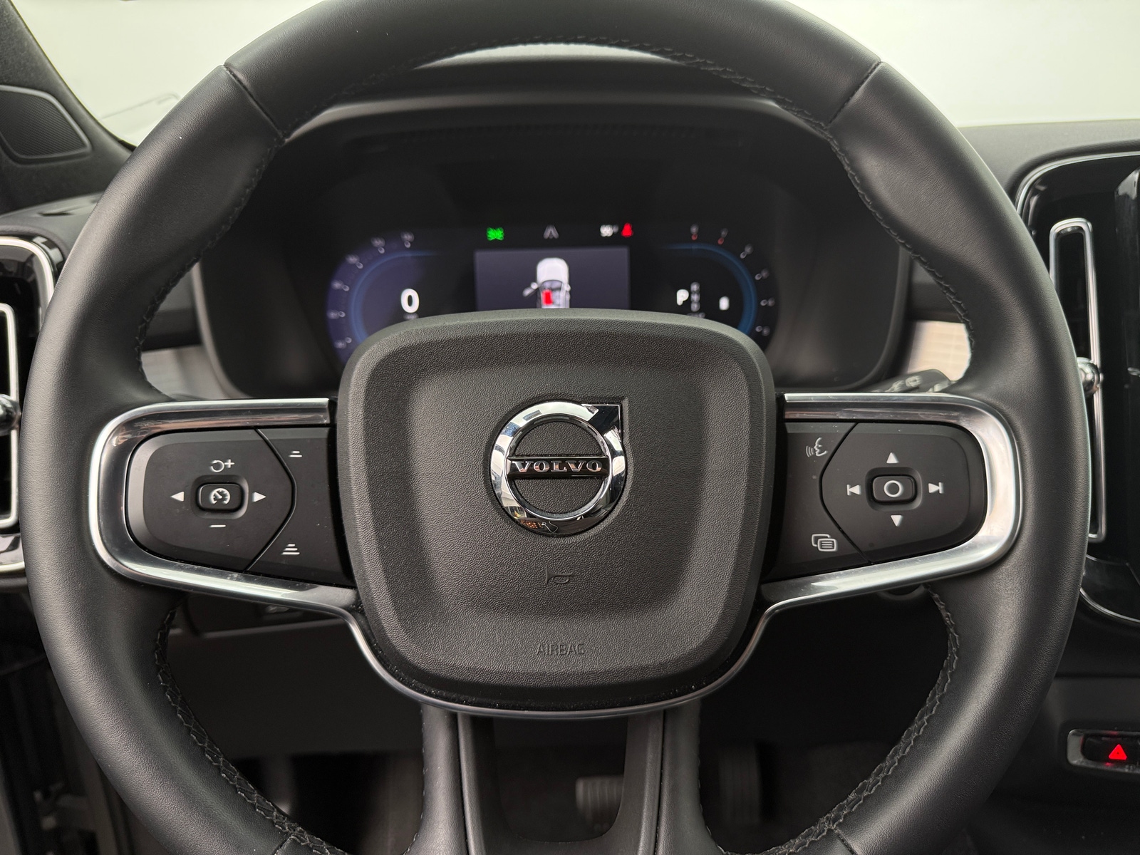 Thumbnail: 2025 Volvo XC40 - 5