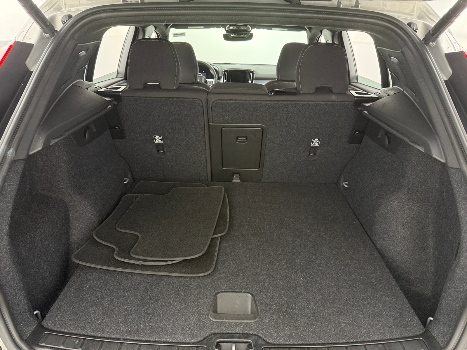 Thumbnail: 2025 Volvo XC40 - 7