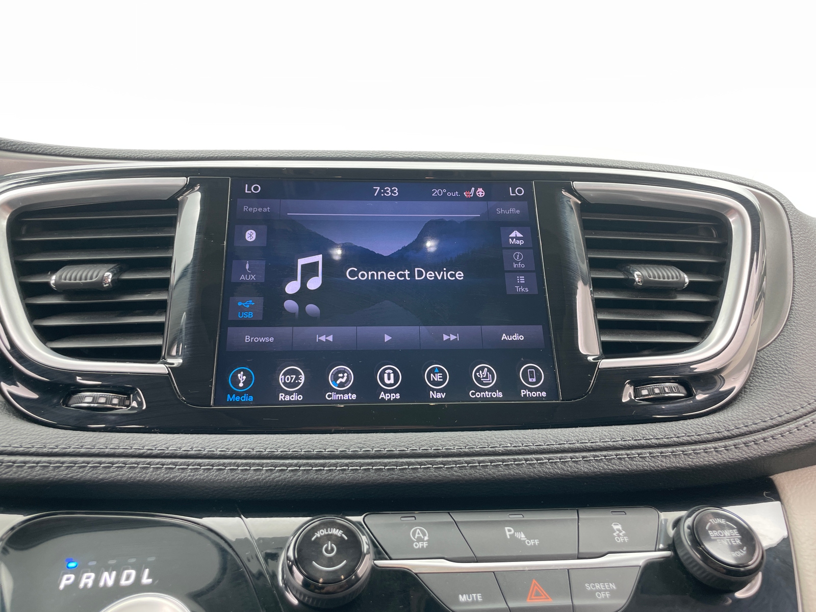 Thumbnail: 2018 Chrysler Pacifica - 3