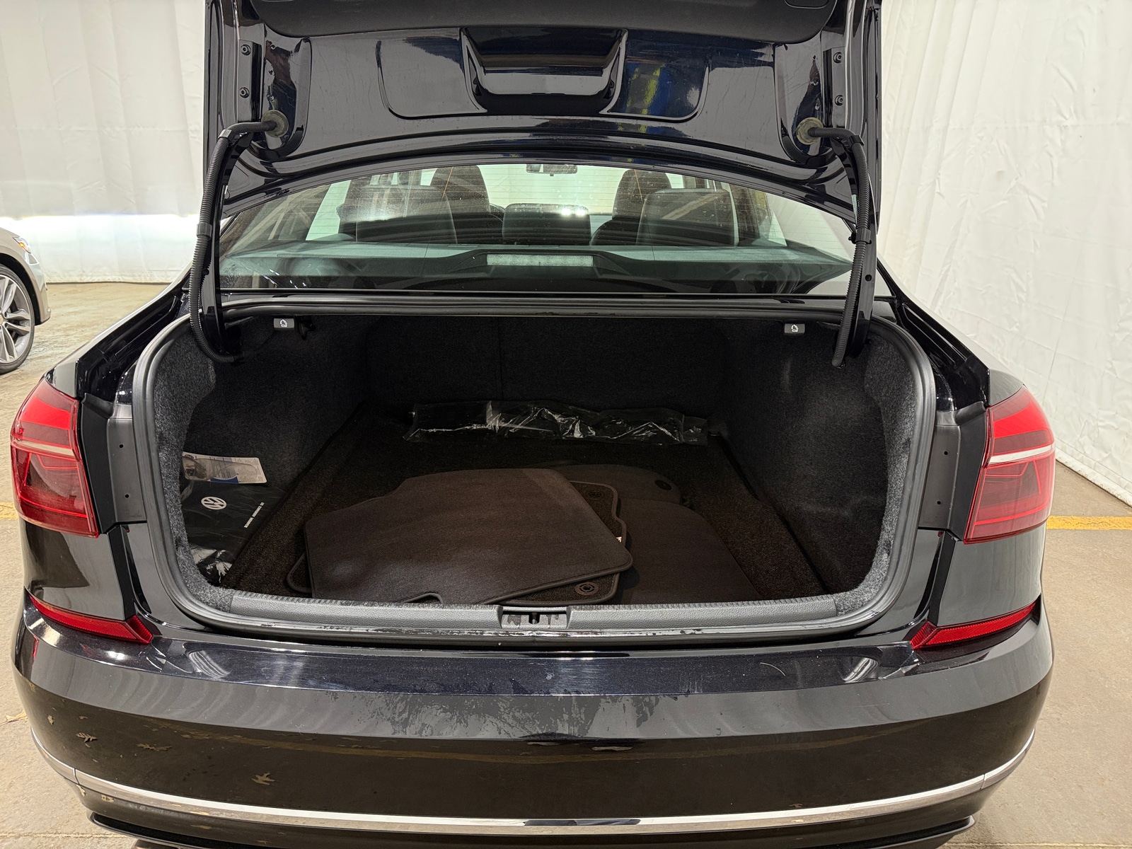 Thumbnail: 2017 Volkswagen Passat - 6