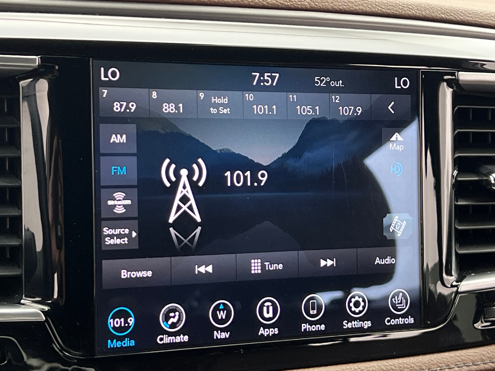 Thumbnail: 2020 Chrysler Pacifica - 3