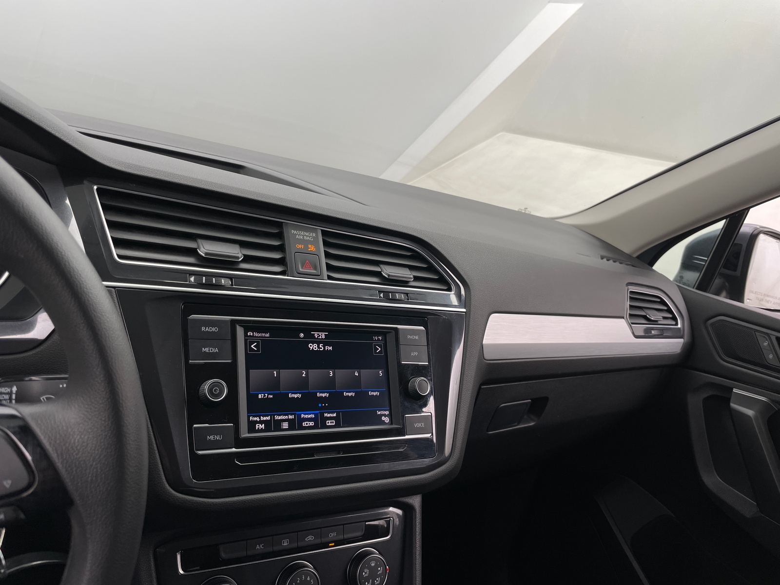 Thumbnail: 2021 Volkswagen Tiguan - 4