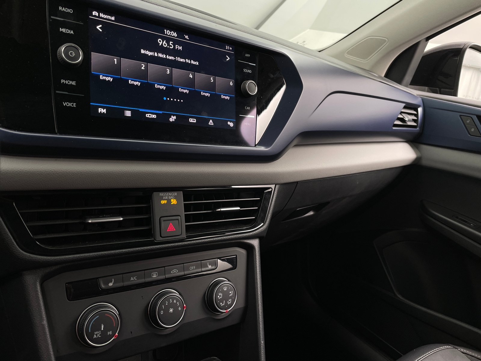 Thumbnail: 2022 Volkswagen Taos - 3