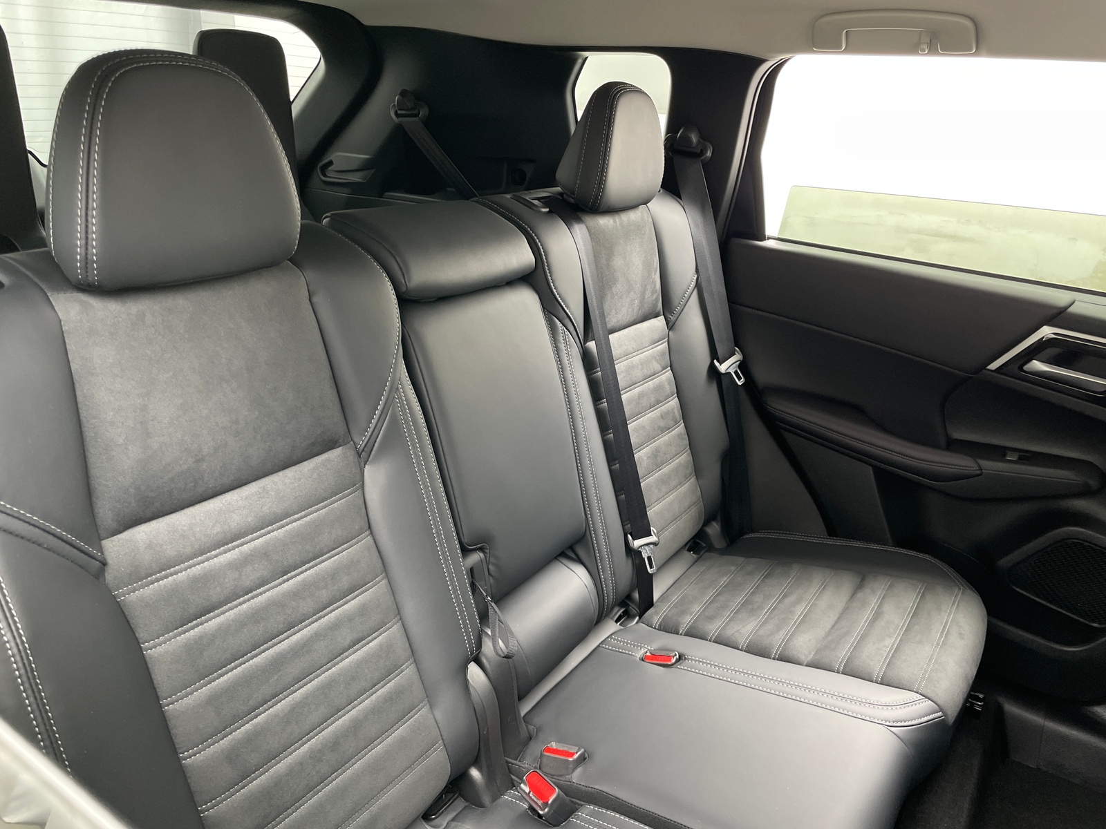 Thumbnail: 2025 Mitsubishi Outlander - 5