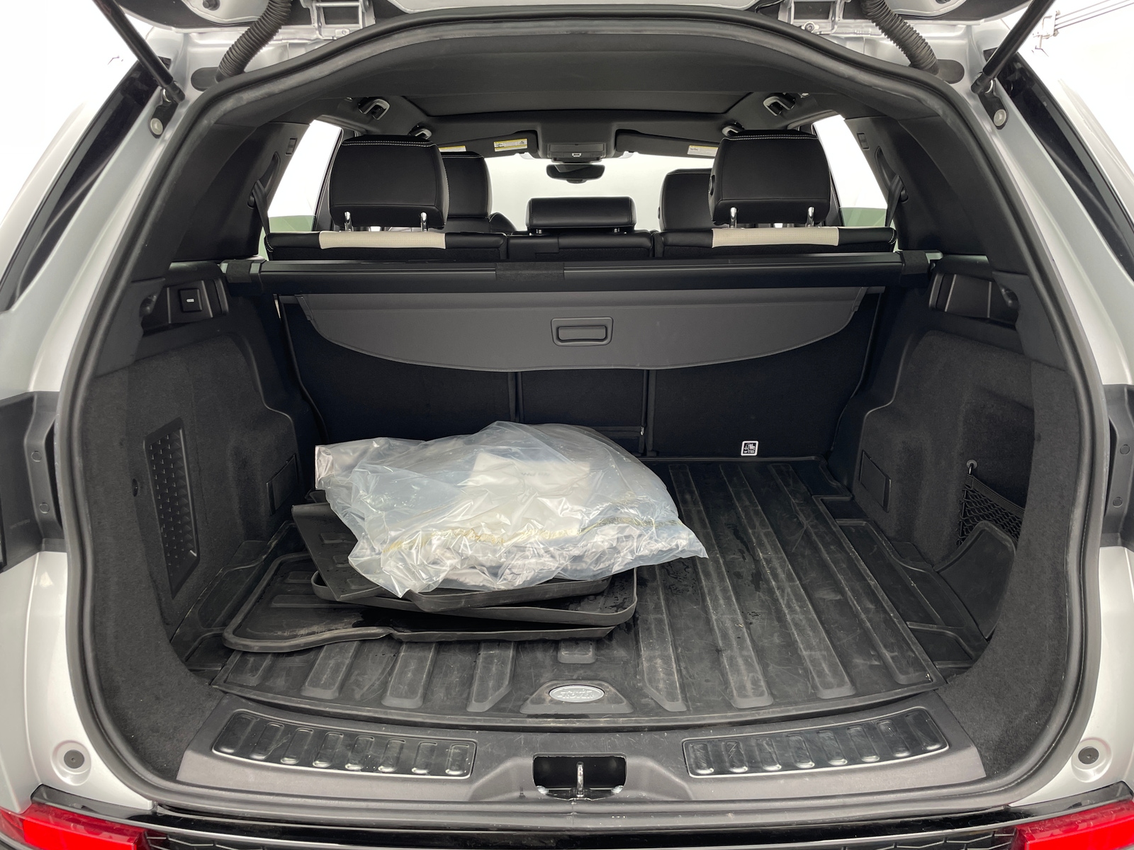 Thumbnail: 2020 Land Rover Discovery Sport - 6