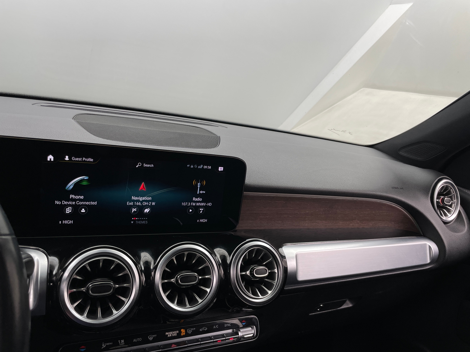 Thumbnail: 2022 Mercedes-Benz GLB - 3