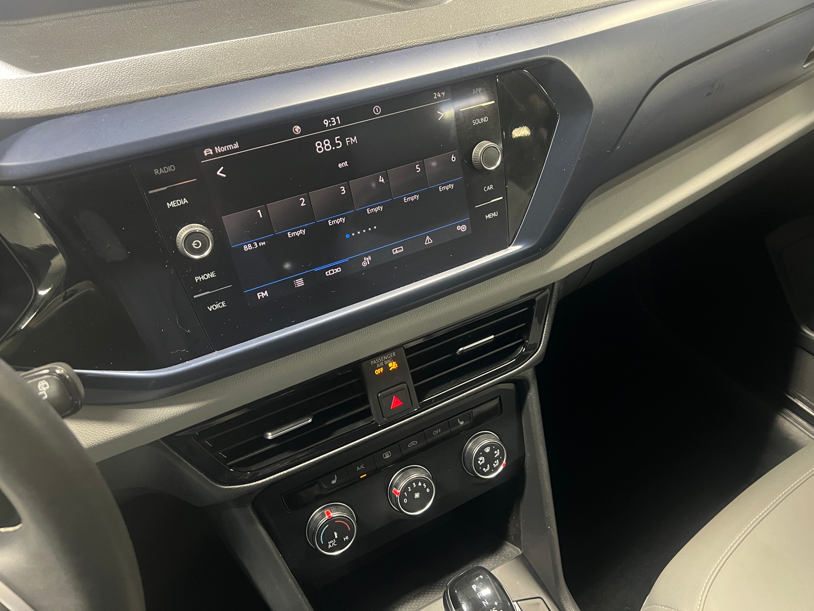 Thumbnail: 2022 Volkswagen Taos - 4