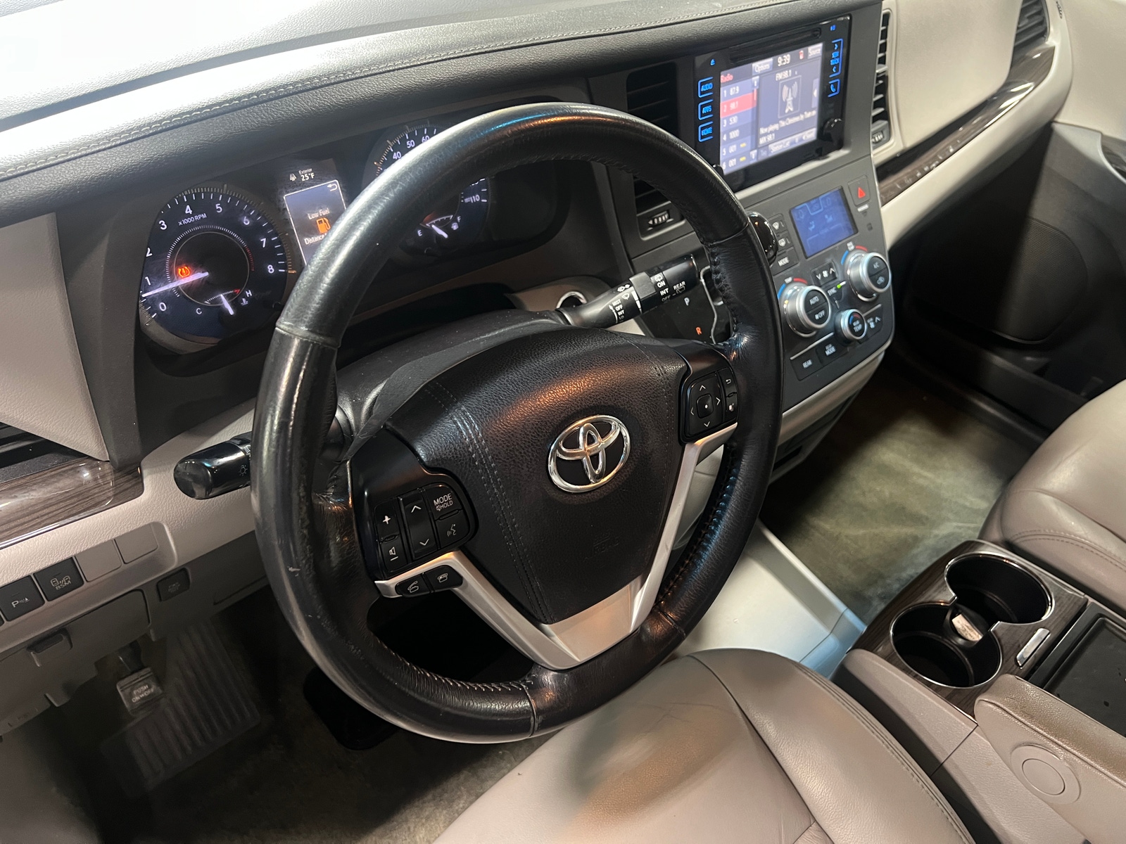 Thumbnail: 2017 Toyota Sienna - 4