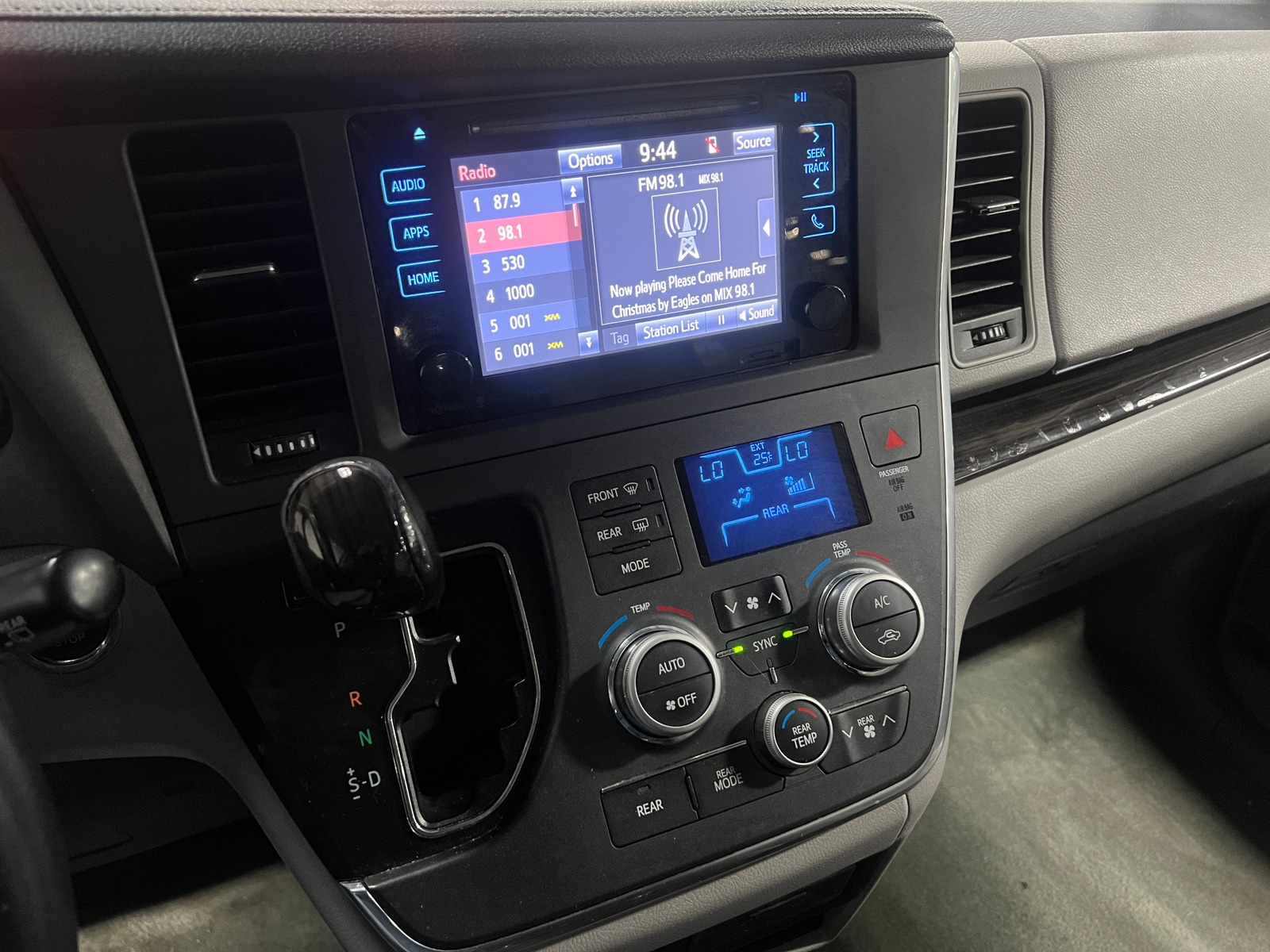 Thumbnail: 2017 Toyota Sienna - 3