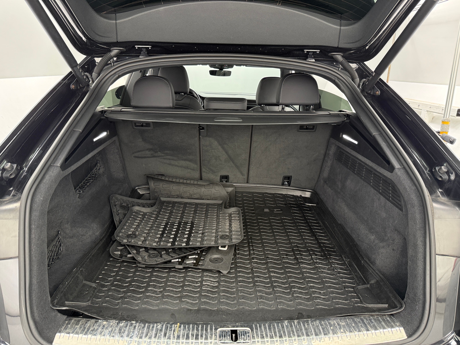 Thumbnail: 2019 Audi Q8 - 6