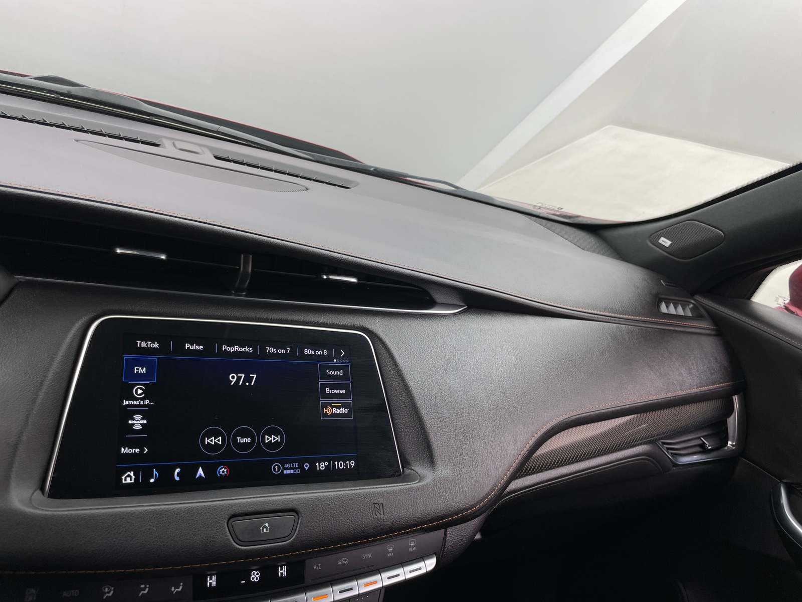 Thumbnail: 2021 Cadillac XT4 - 3