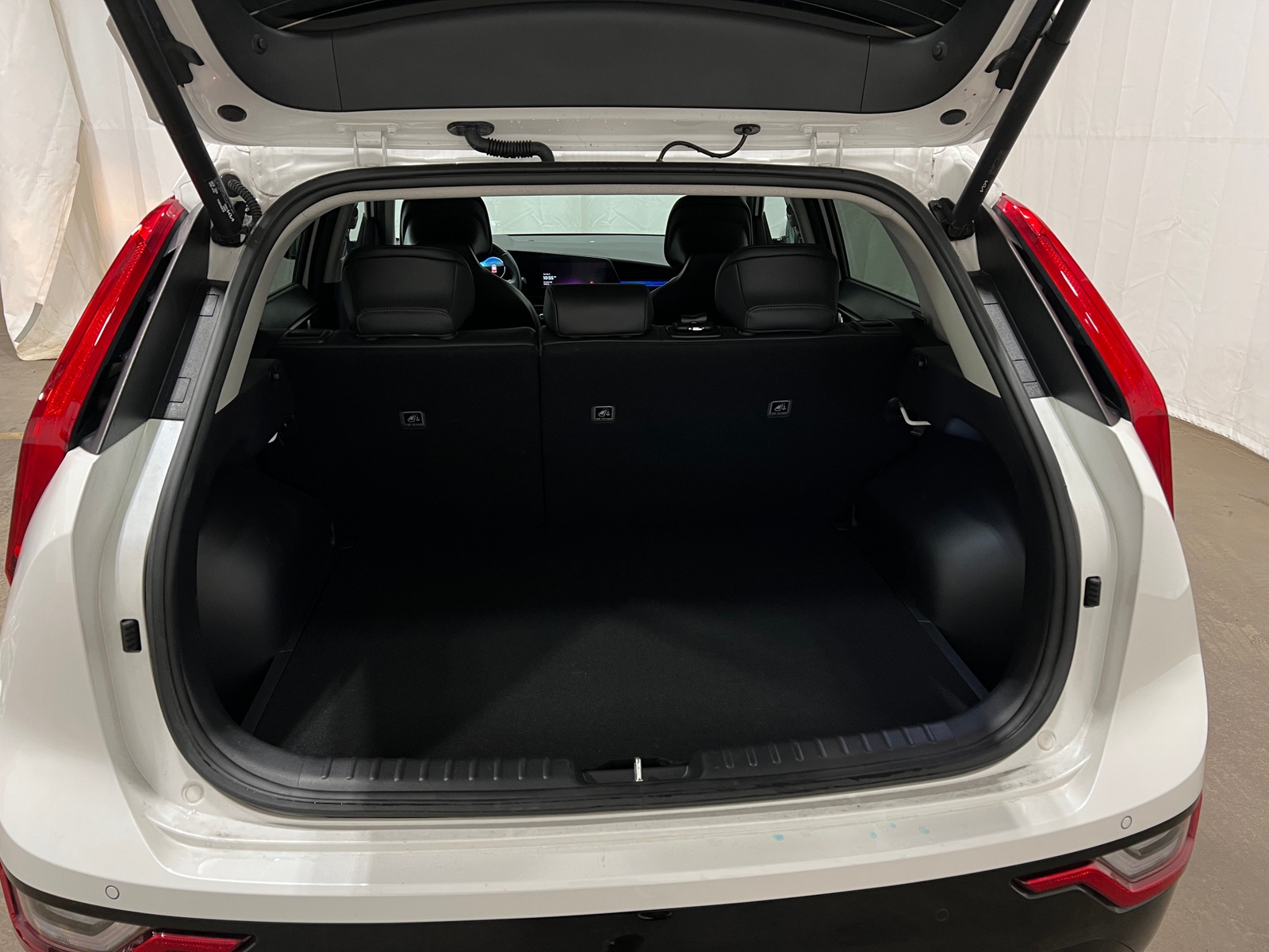 Thumbnail: 2023 Kia Niro - 6