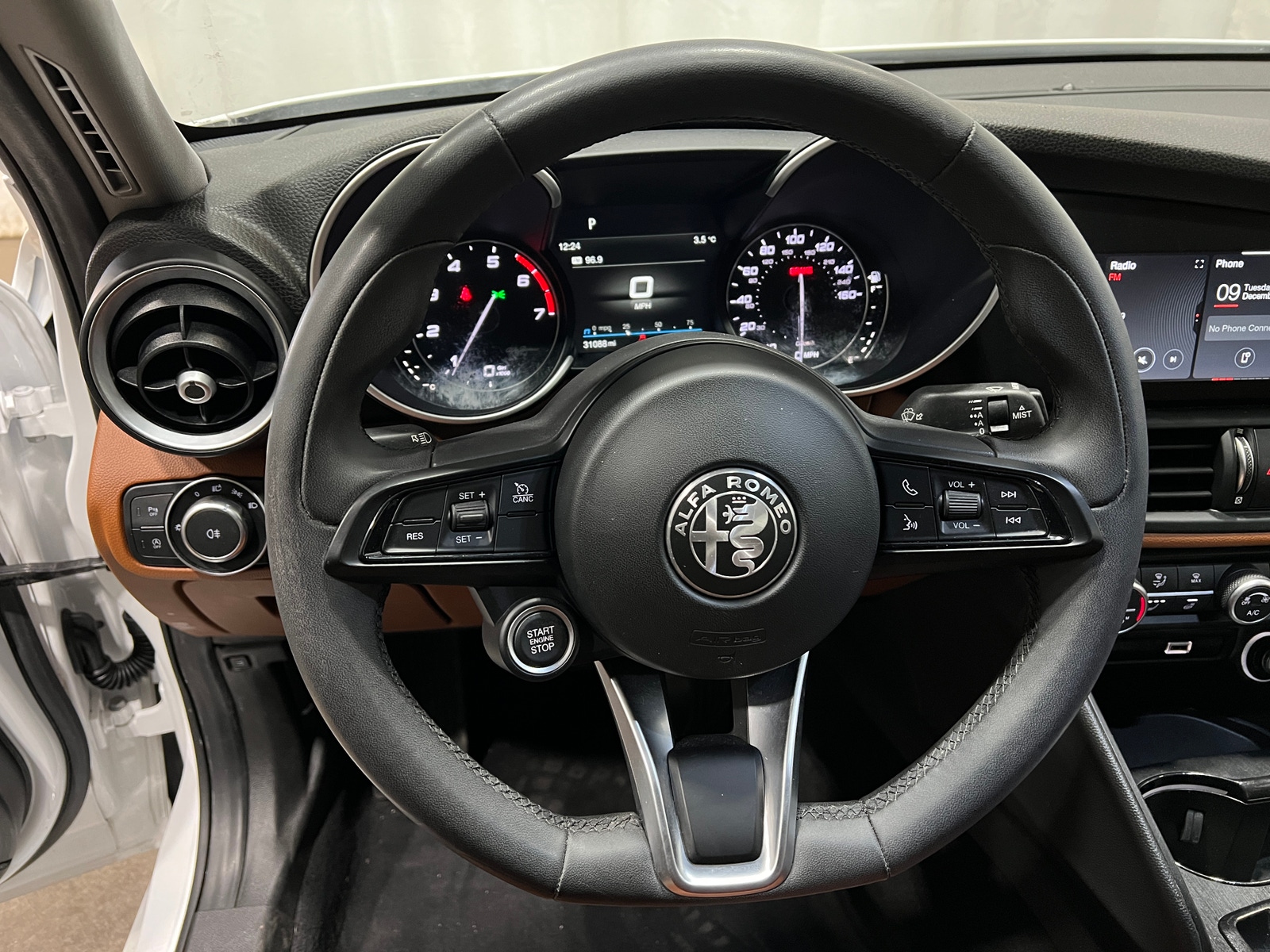 Thumbnail: 2021 Alfa Romeo Giulia - 4