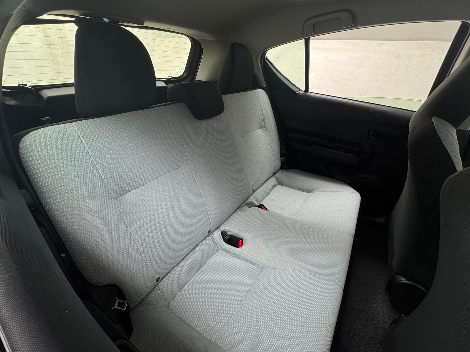 Thumbnail: 2015 Toyota Prius c - 6