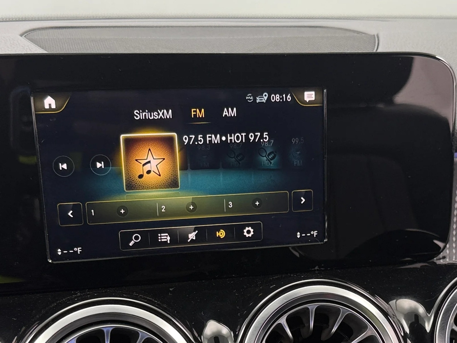 Thumbnail: 2022 Mercedes-Benz GLB - 3