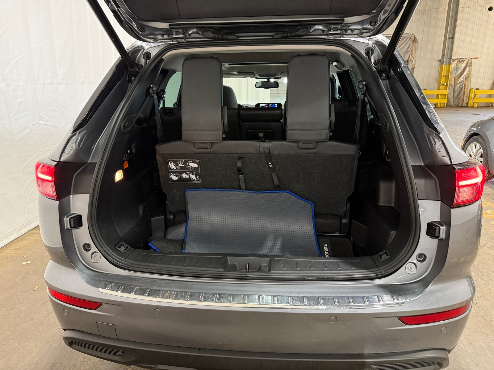 Thumbnail: 2023 Mitsubishi Outlander - 6