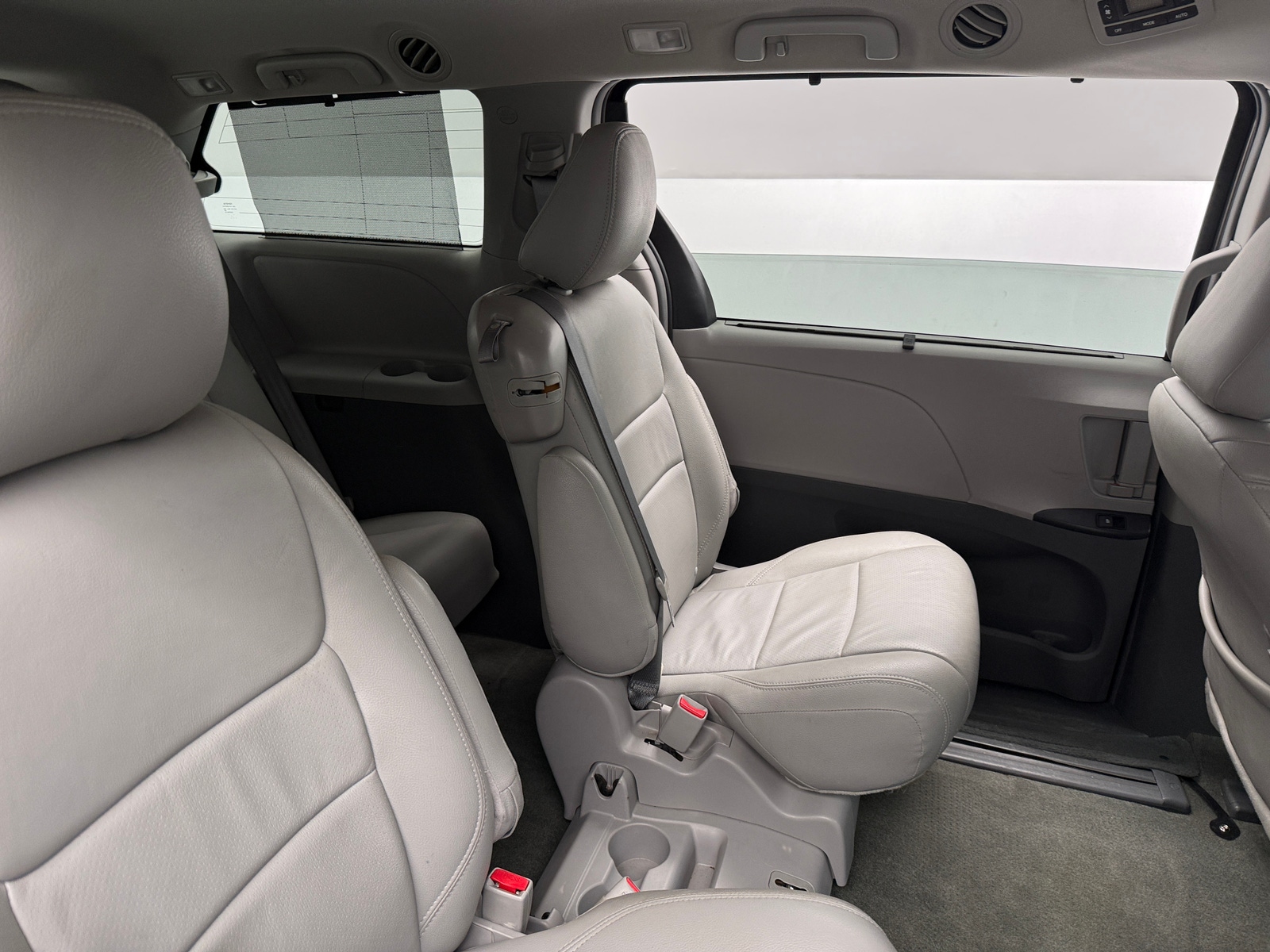 Thumbnail: 2015 Toyota Sienna - 6