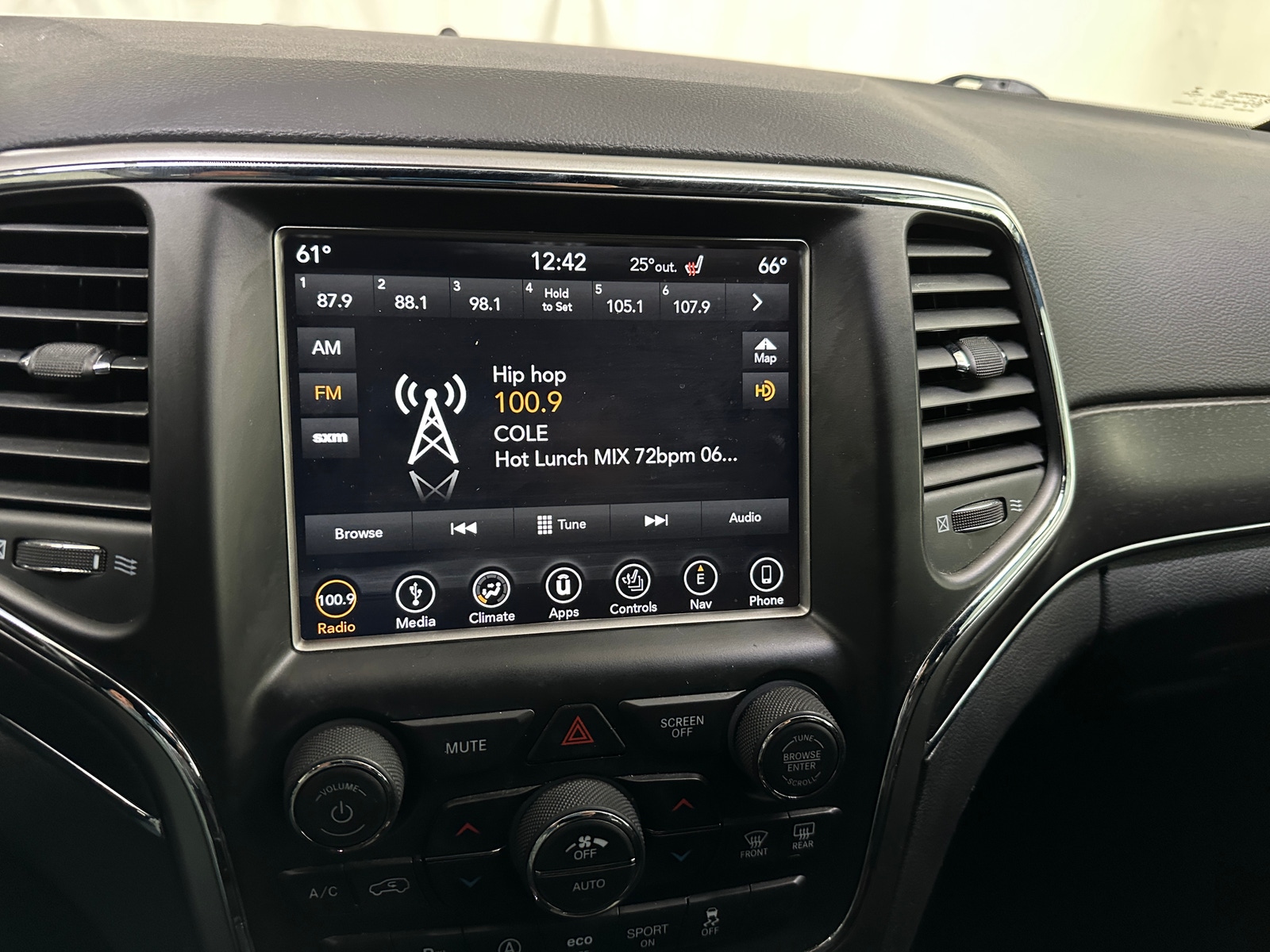 Thumbnail: 2018 Jeep Grand Cherokee - 3