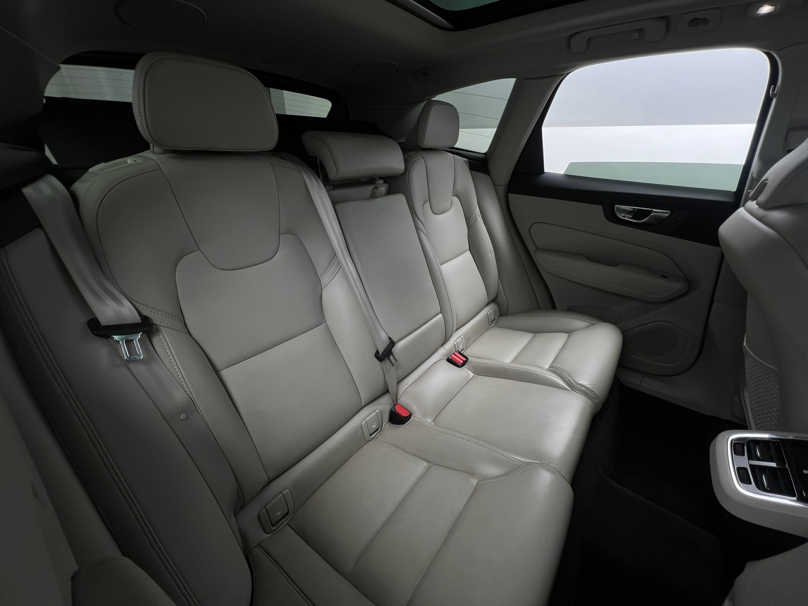 Thumbnail: 2022 Volvo XC60 - 5