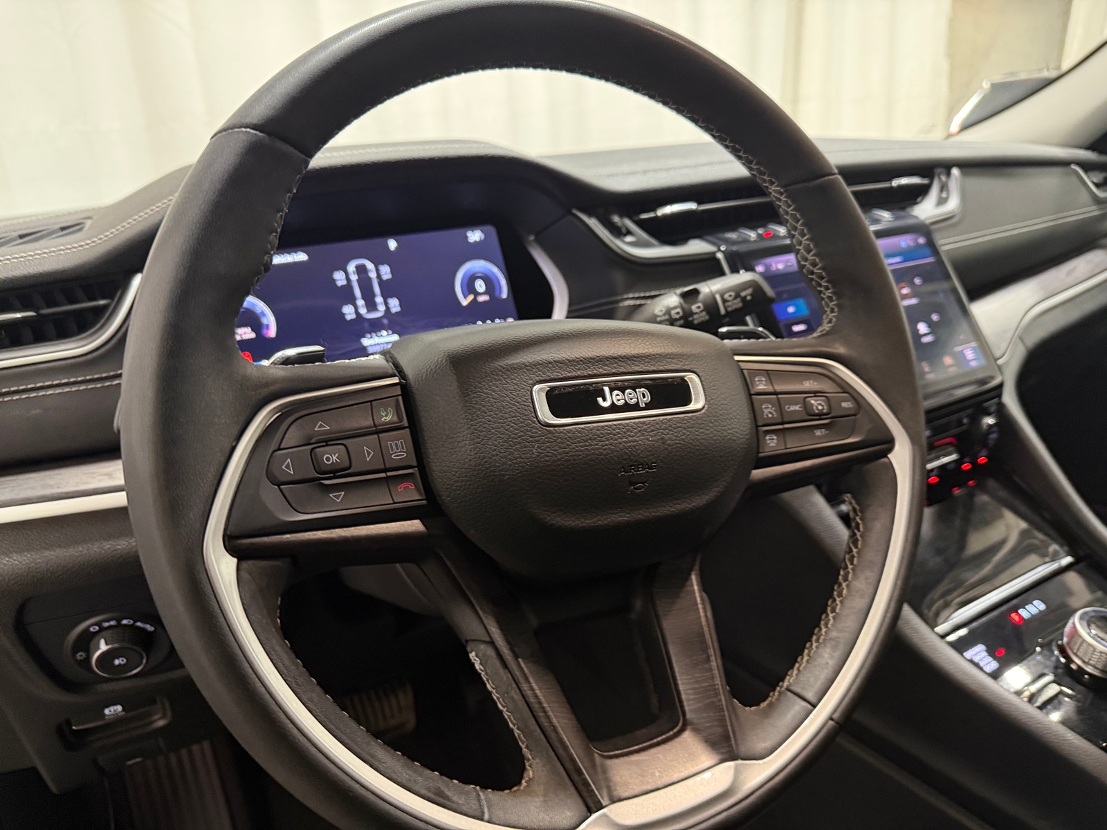 Thumbnail: 2023 Jeep Grand Cherokee L - 4