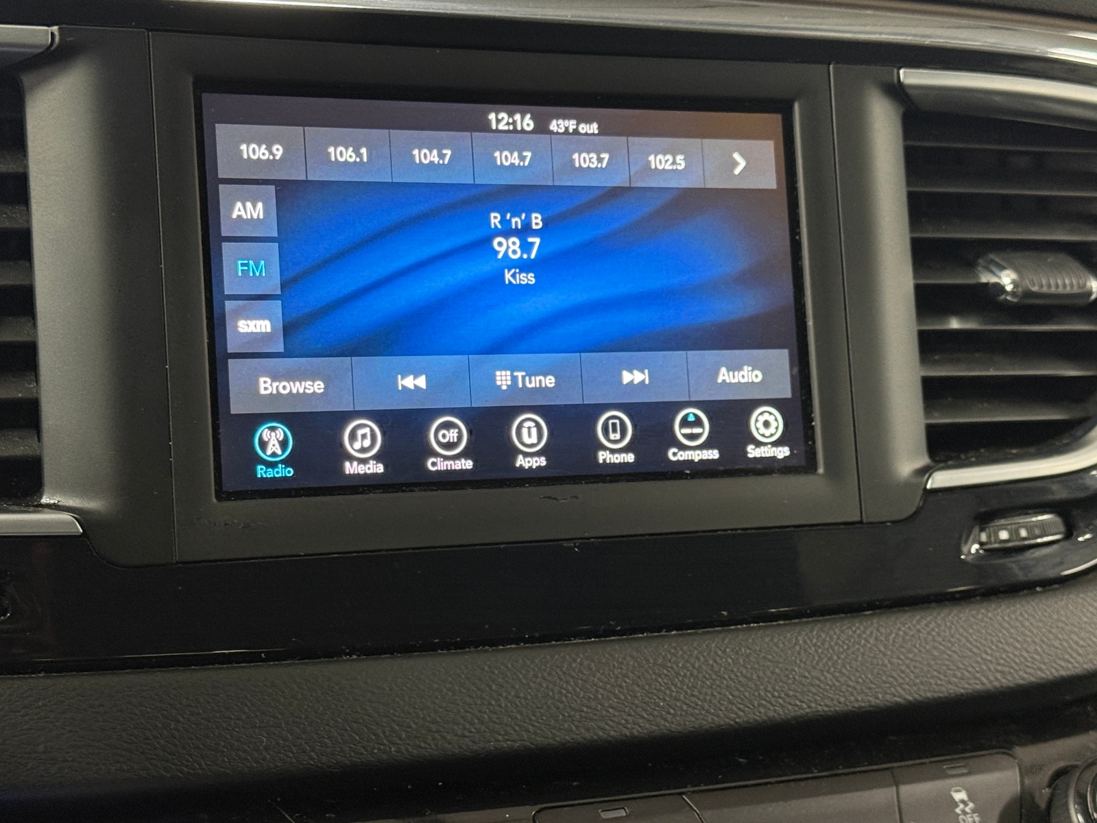 Thumbnail: 2021 Chrysler Voyager - 3