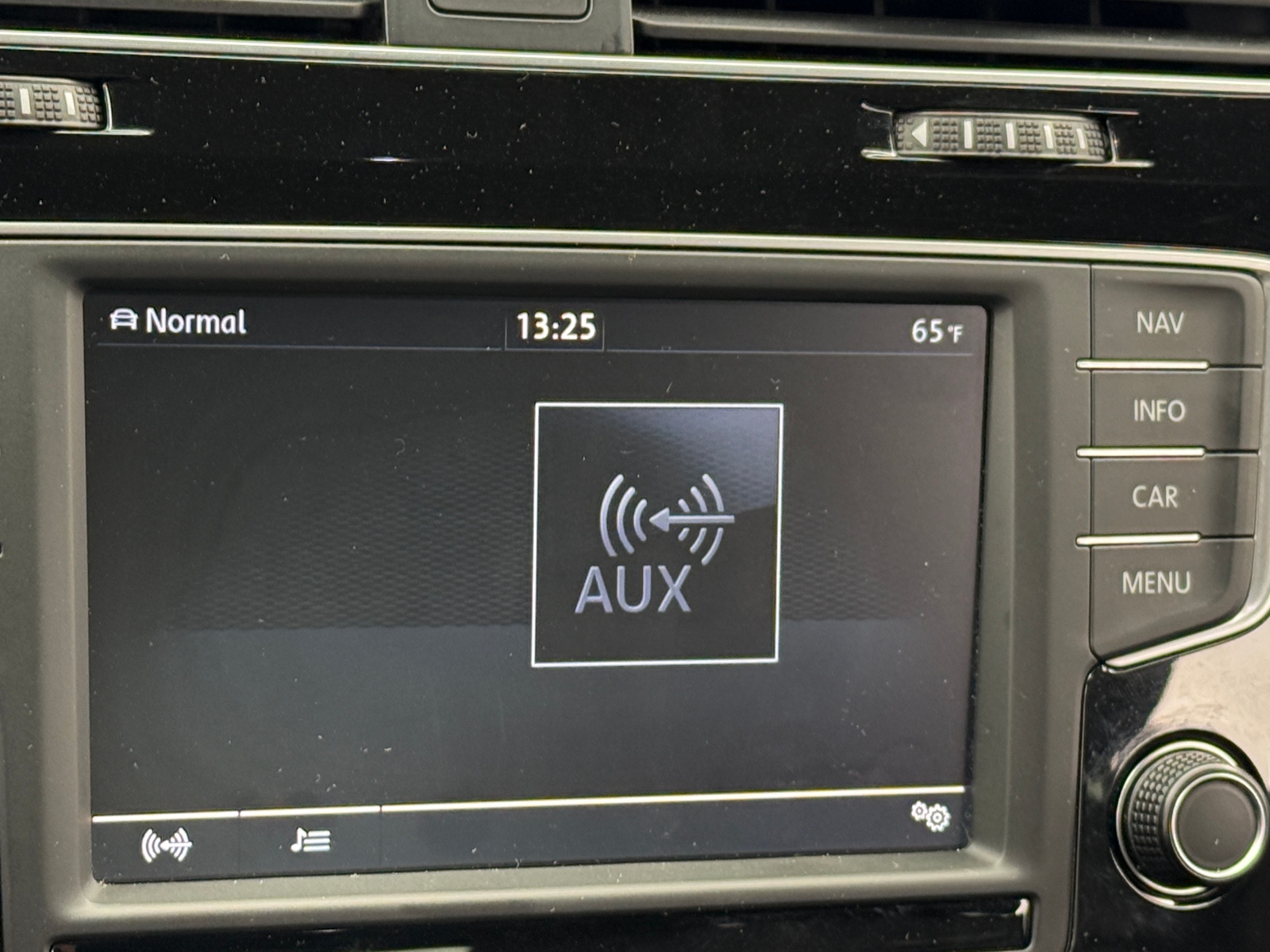 Thumbnail: 2017 Volkswagen Golf - 3