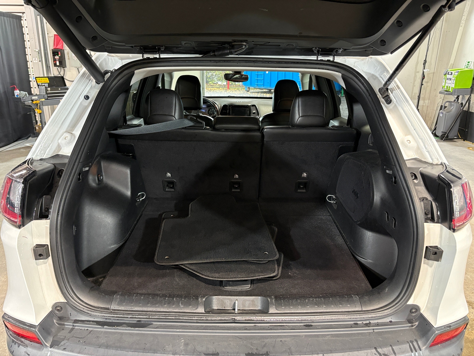 Thumbnail: 2019 Jeep Cherokee - 6