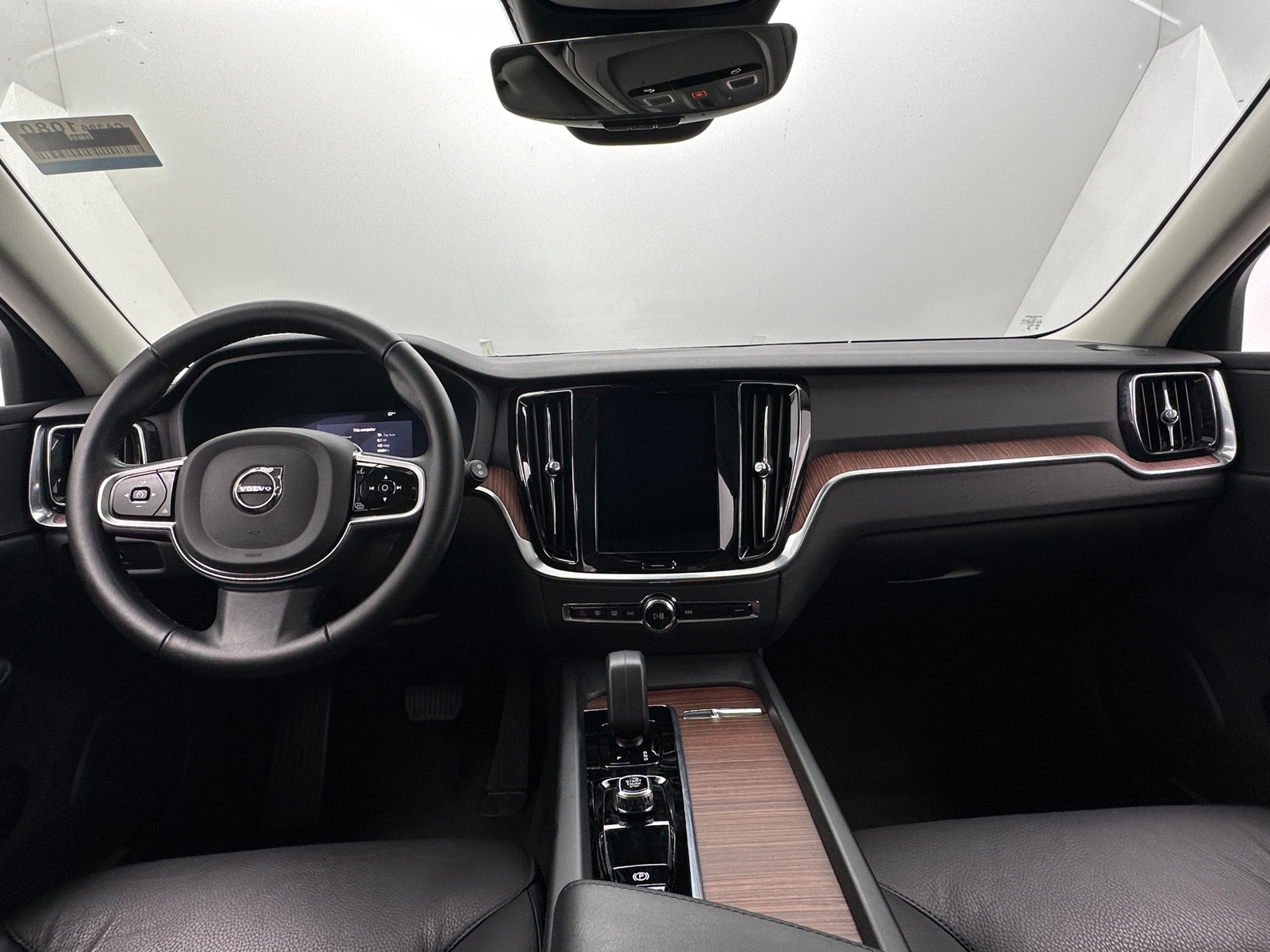 Thumbnail: 2025 Volvo V60 - 2