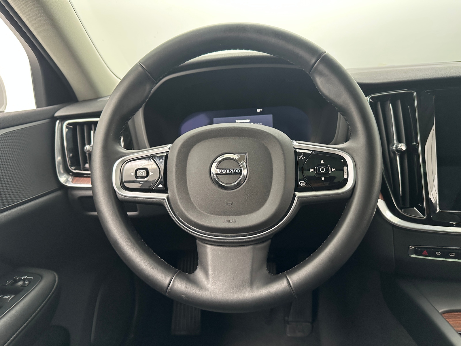 Thumbnail: 2025 Volvo V60 - 4