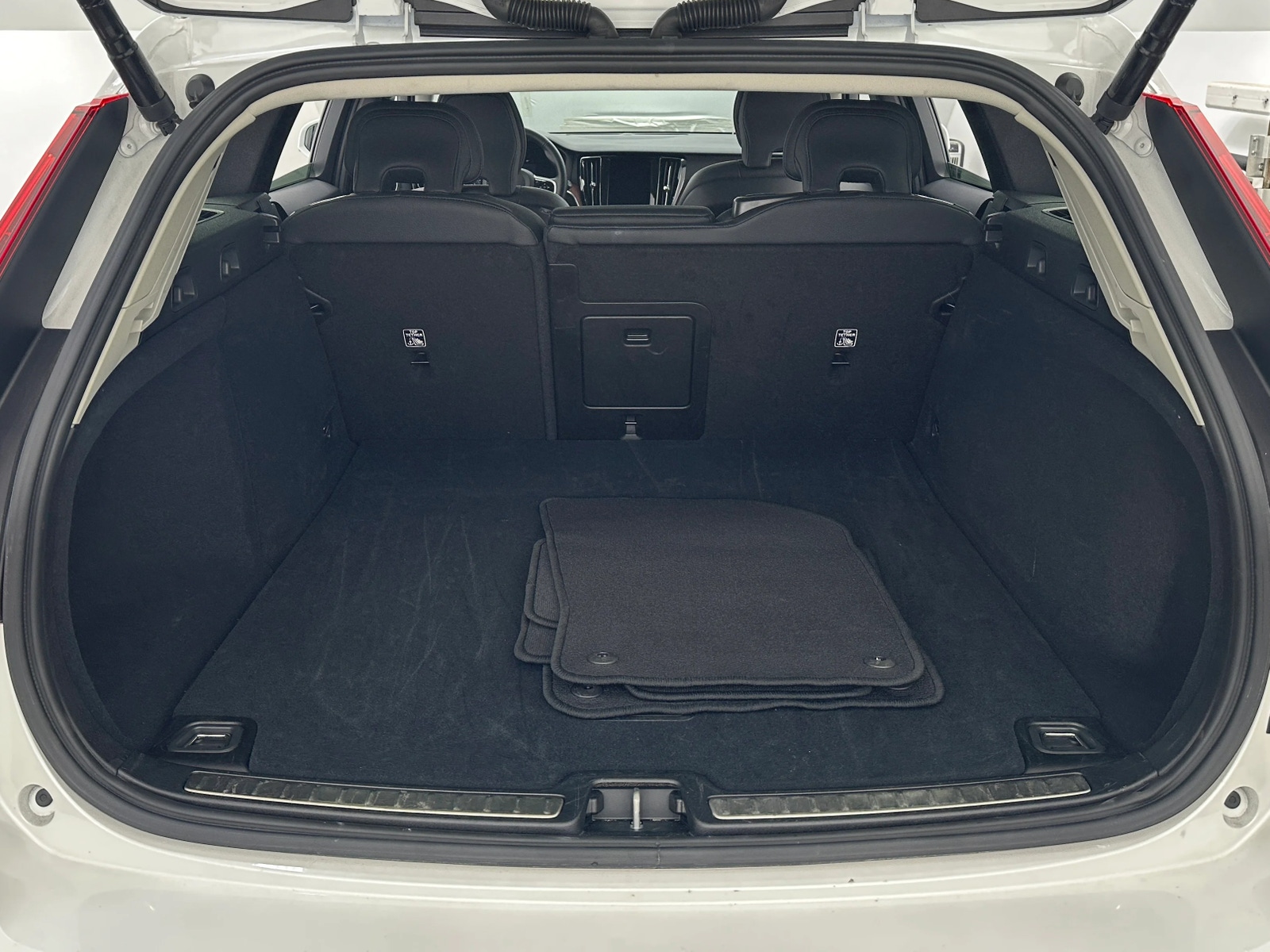 Thumbnail: 2025 Volvo V60 - 6