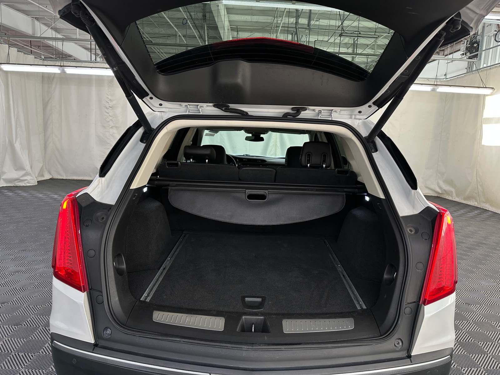 Thumbnail: 2017 Cadillac XT5 - 6