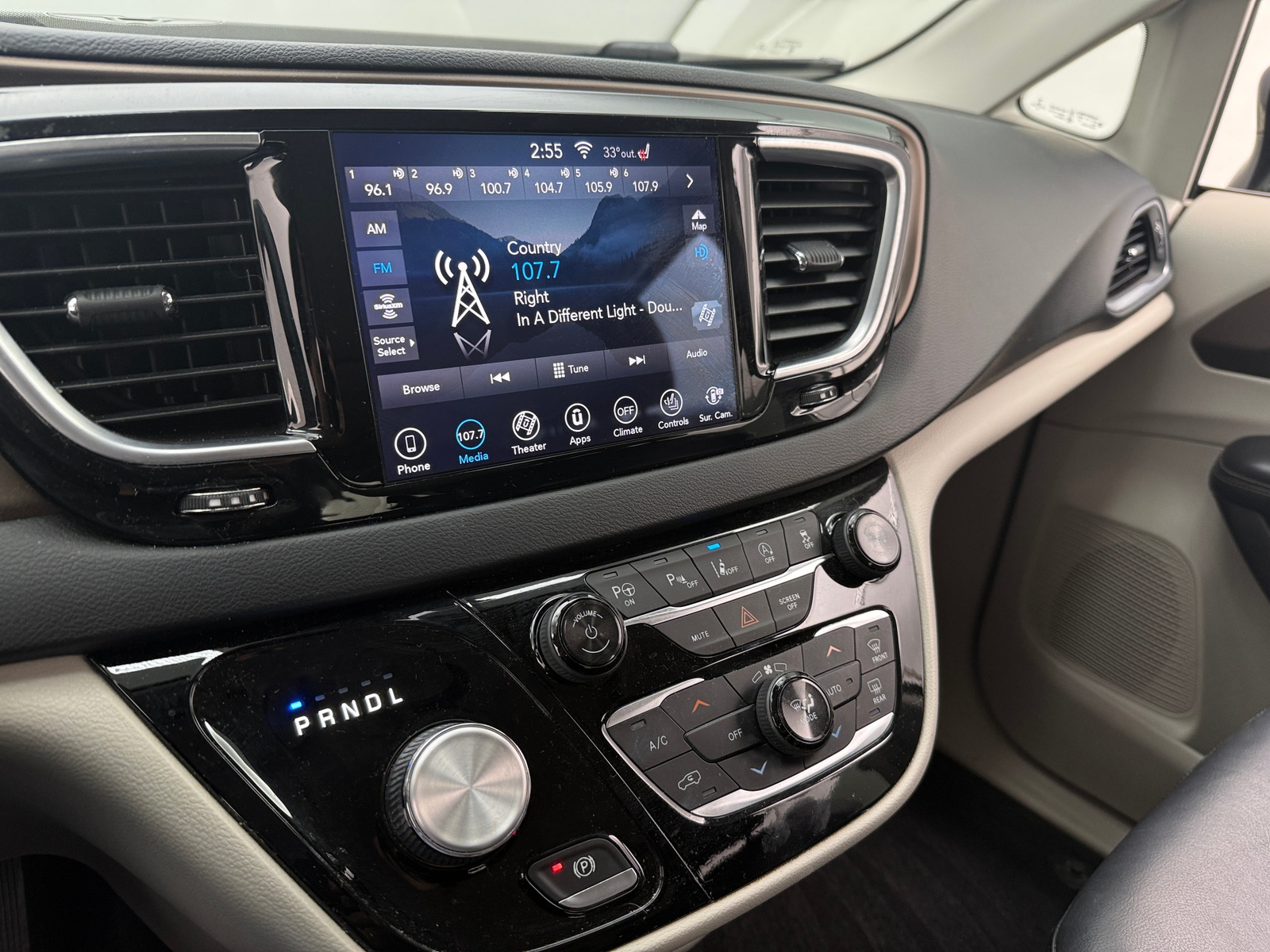 Thumbnail: 2019 Chrysler Pacifica - 3